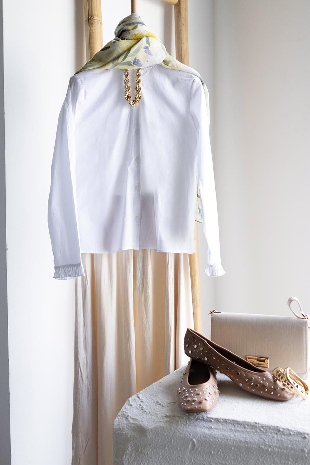 Beyaz-Yaka ve Kol Piliseli Gömlek