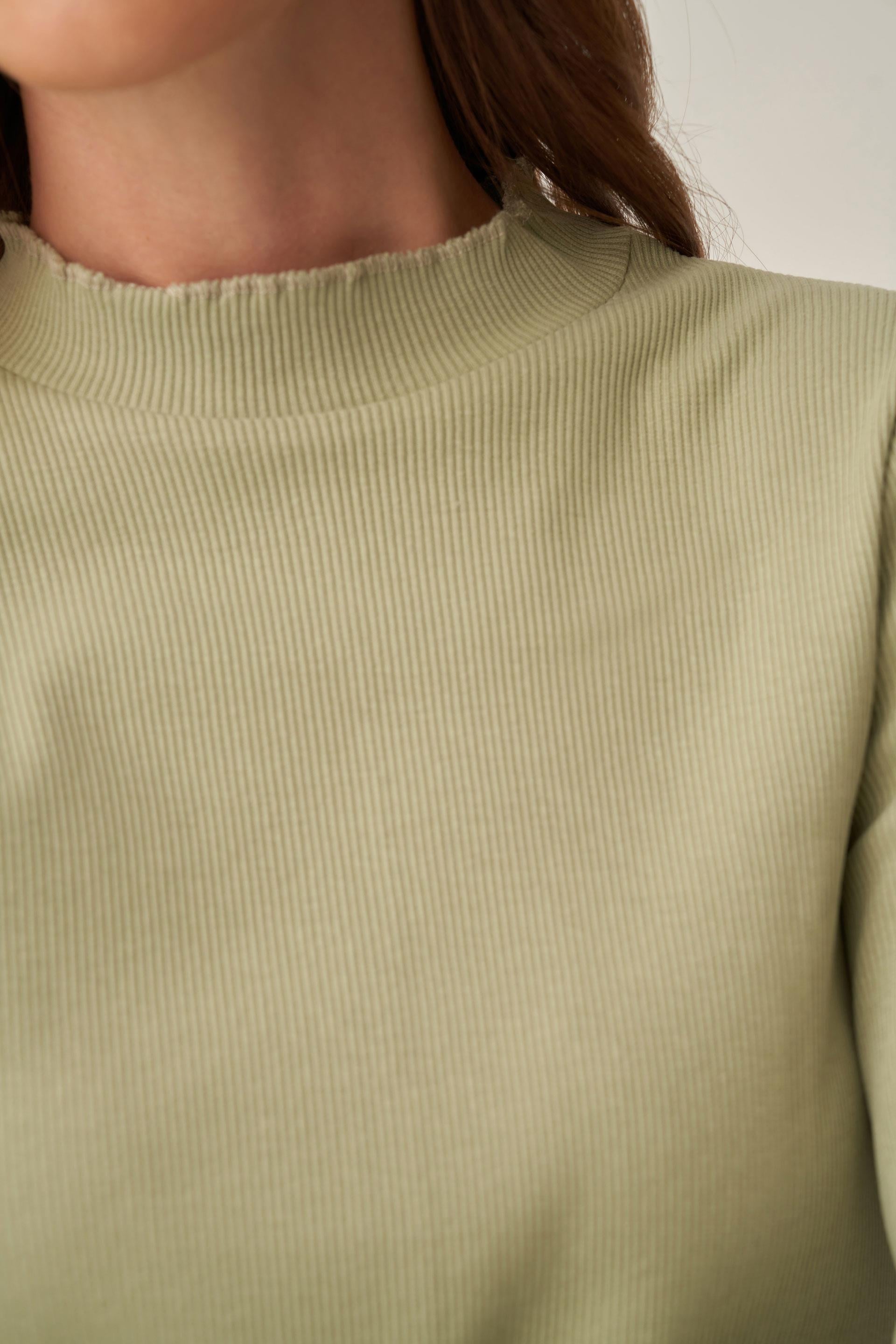 Defne-Dik Yaka Uzun Kollu Body