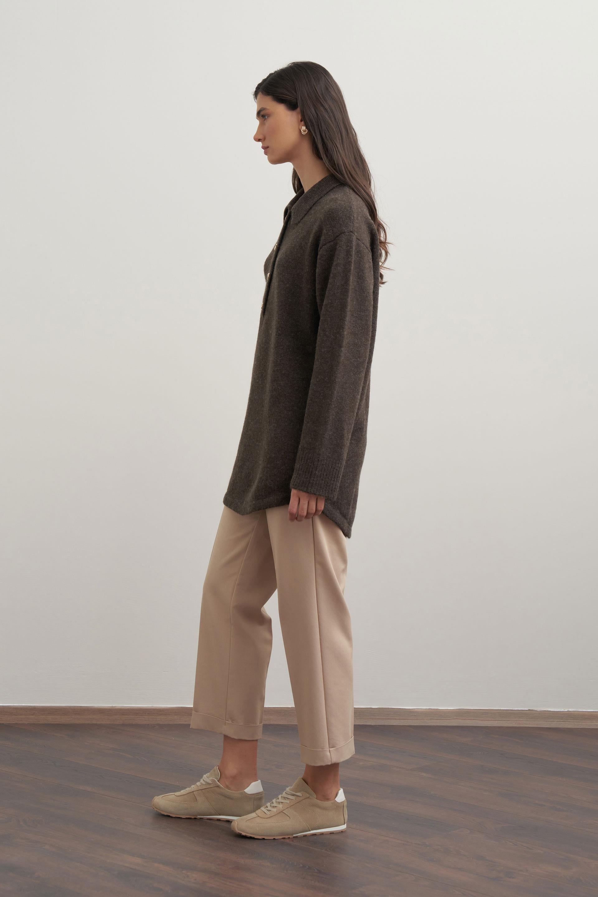 Kahve-Gold Dügmeli Yarım Patlı Kazak