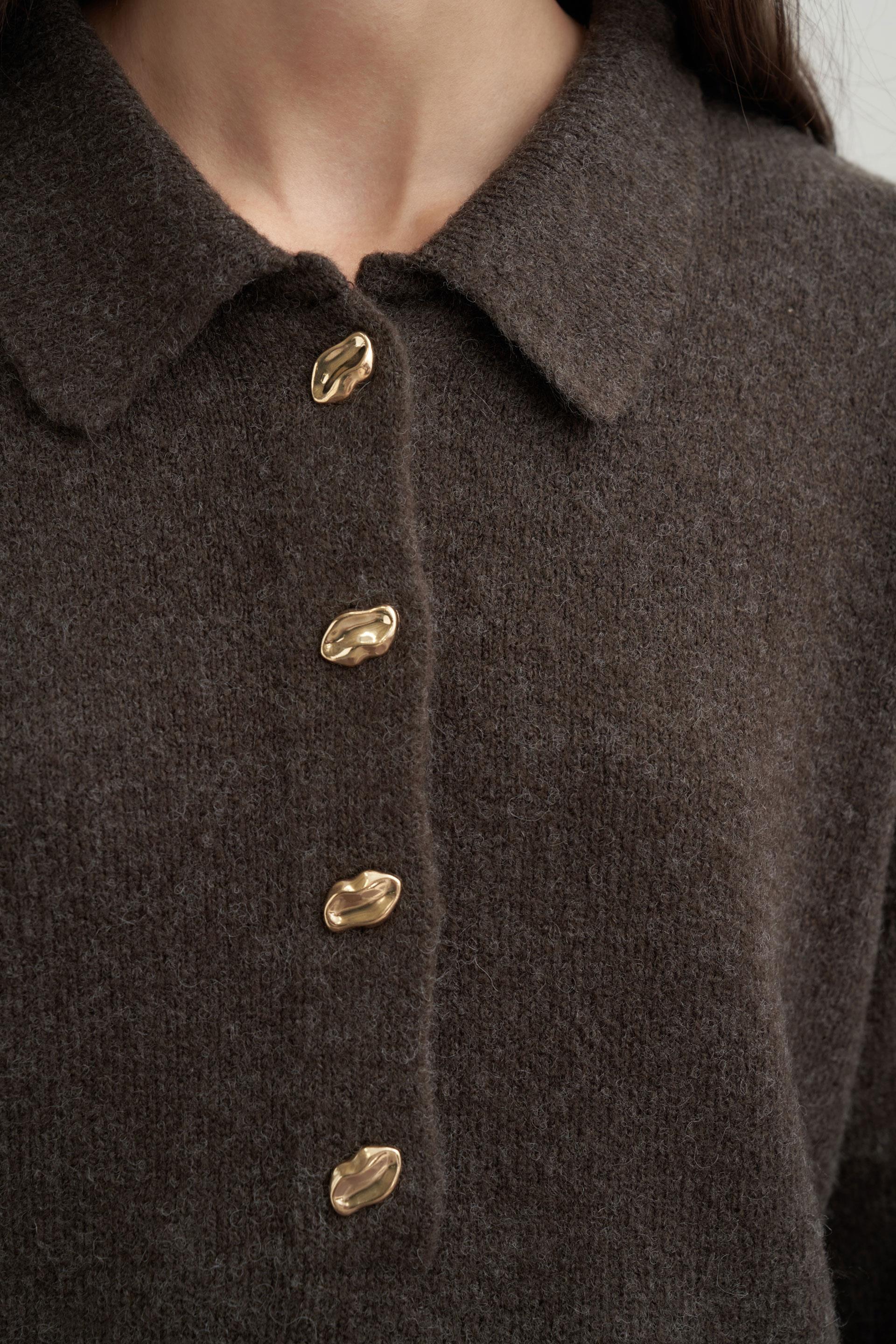 Kahve-Gold Dügmeli Yarım Patlı Kazak