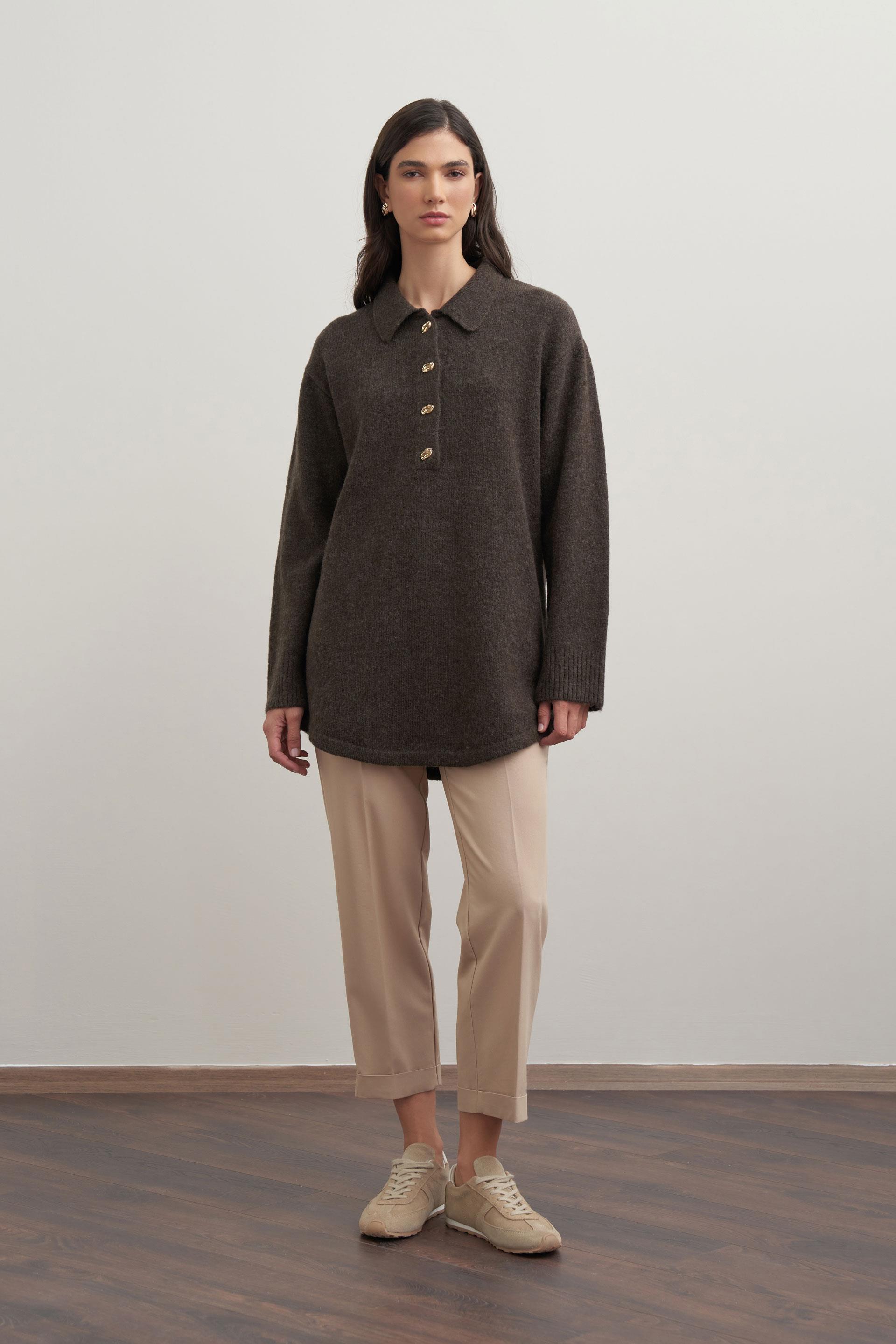 Kahve-Gold Dügmeli Yarım Patlı Kazak