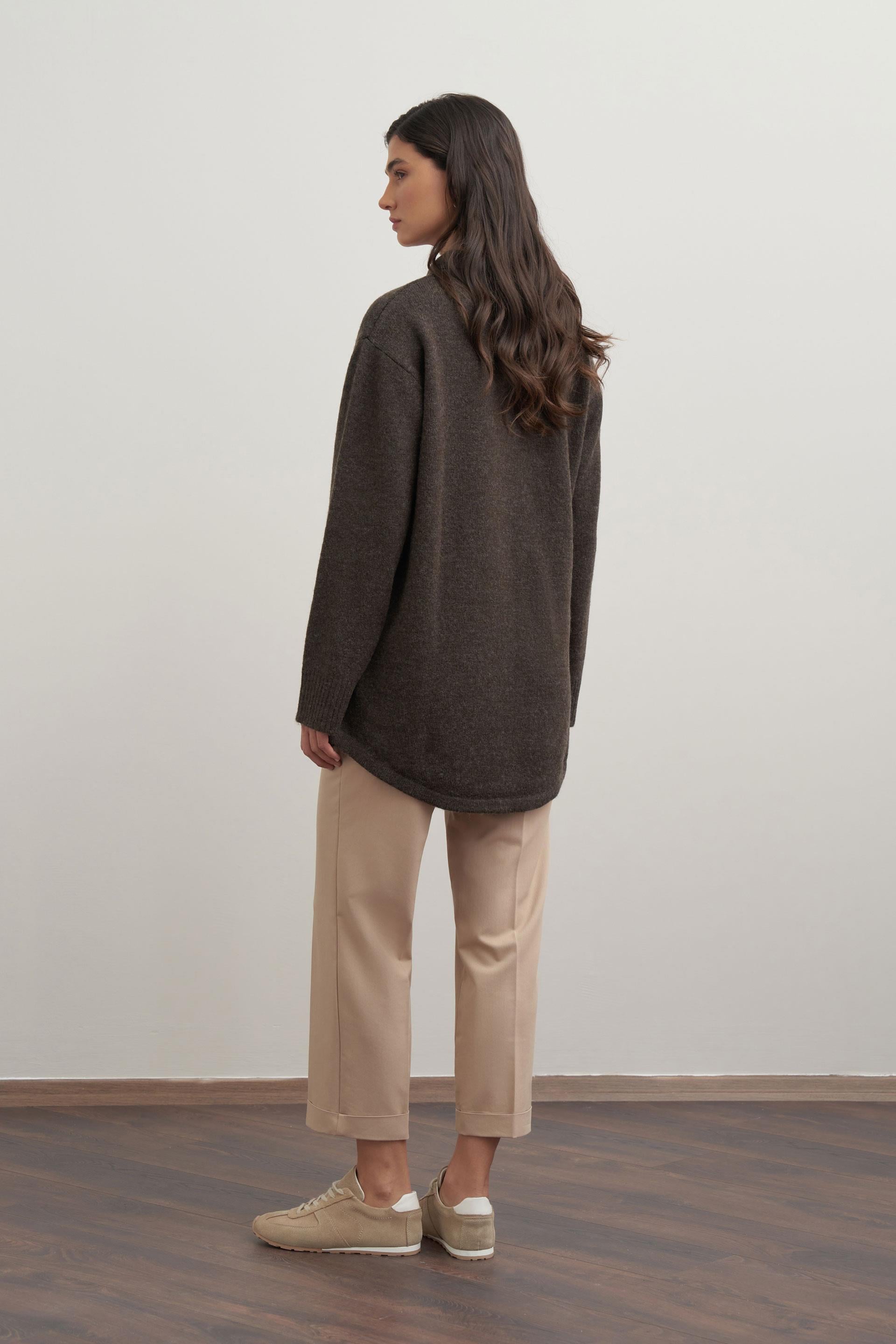 Kahve-Gold Dügmeli Yarım Patlı Kazak