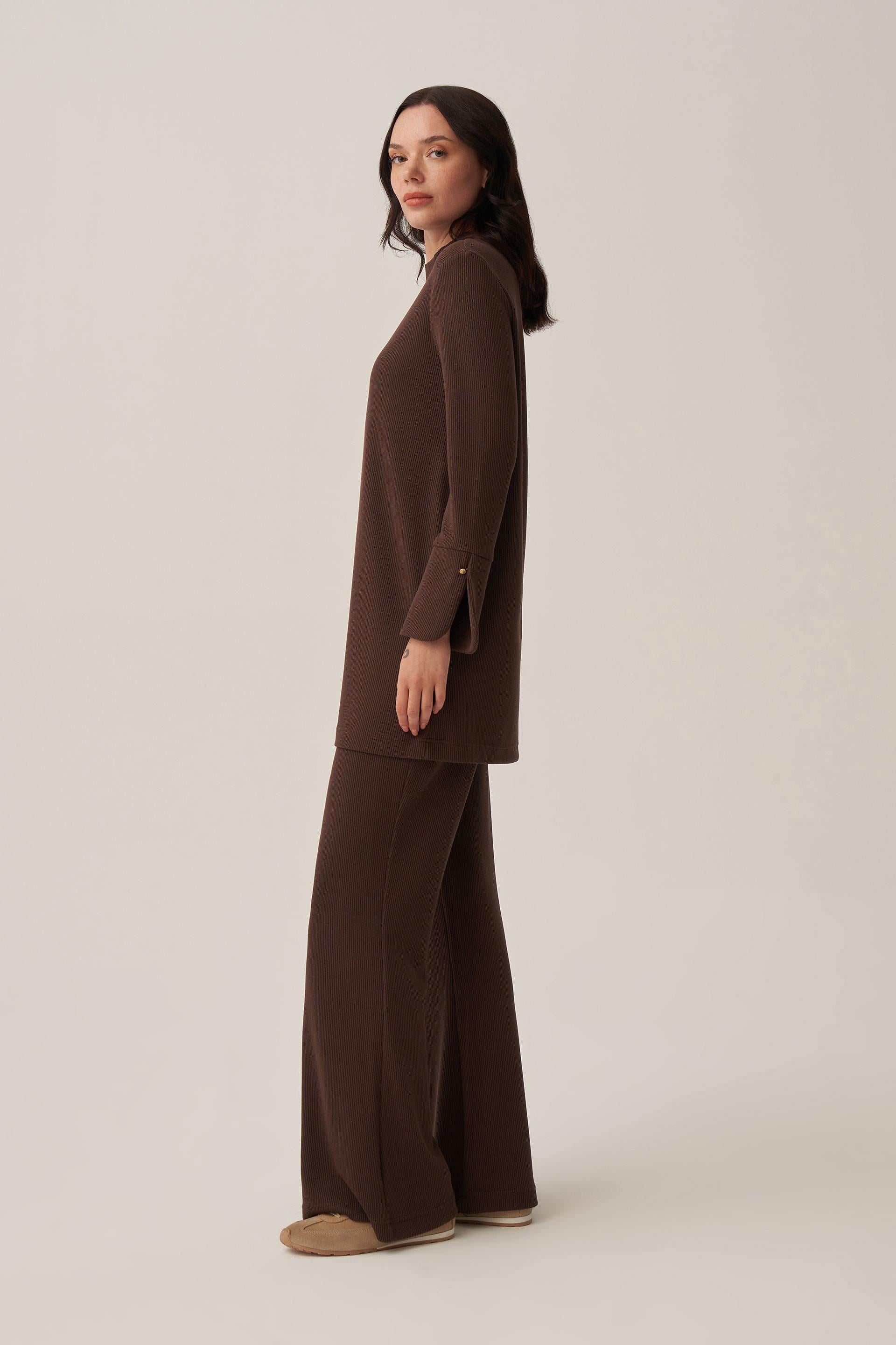 Kahve-Pilise Detaylı Pantolonlu Takım