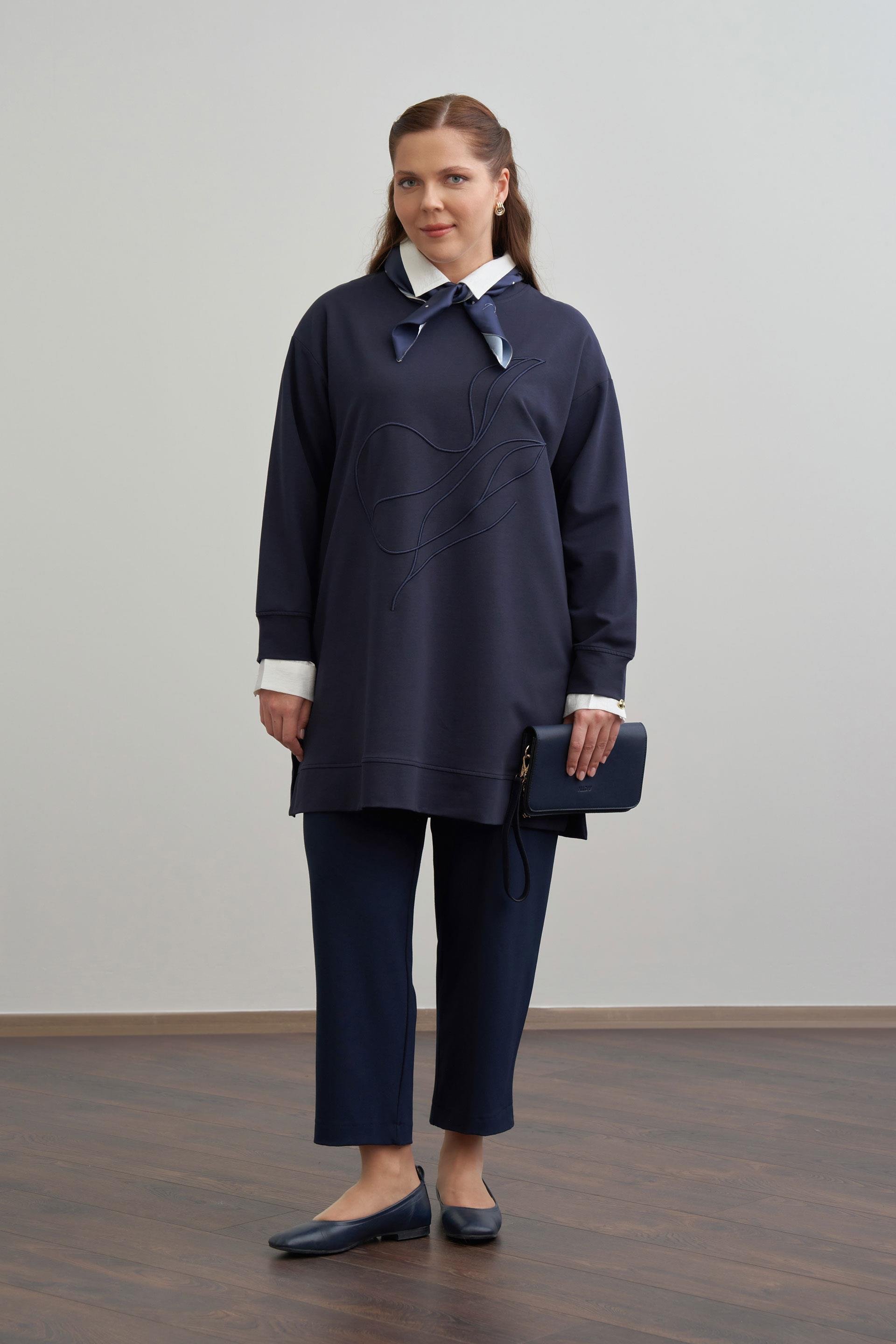 Lacivert-Yumuşak Dokulu Büyük Beden Nakışlı Sweatshirt