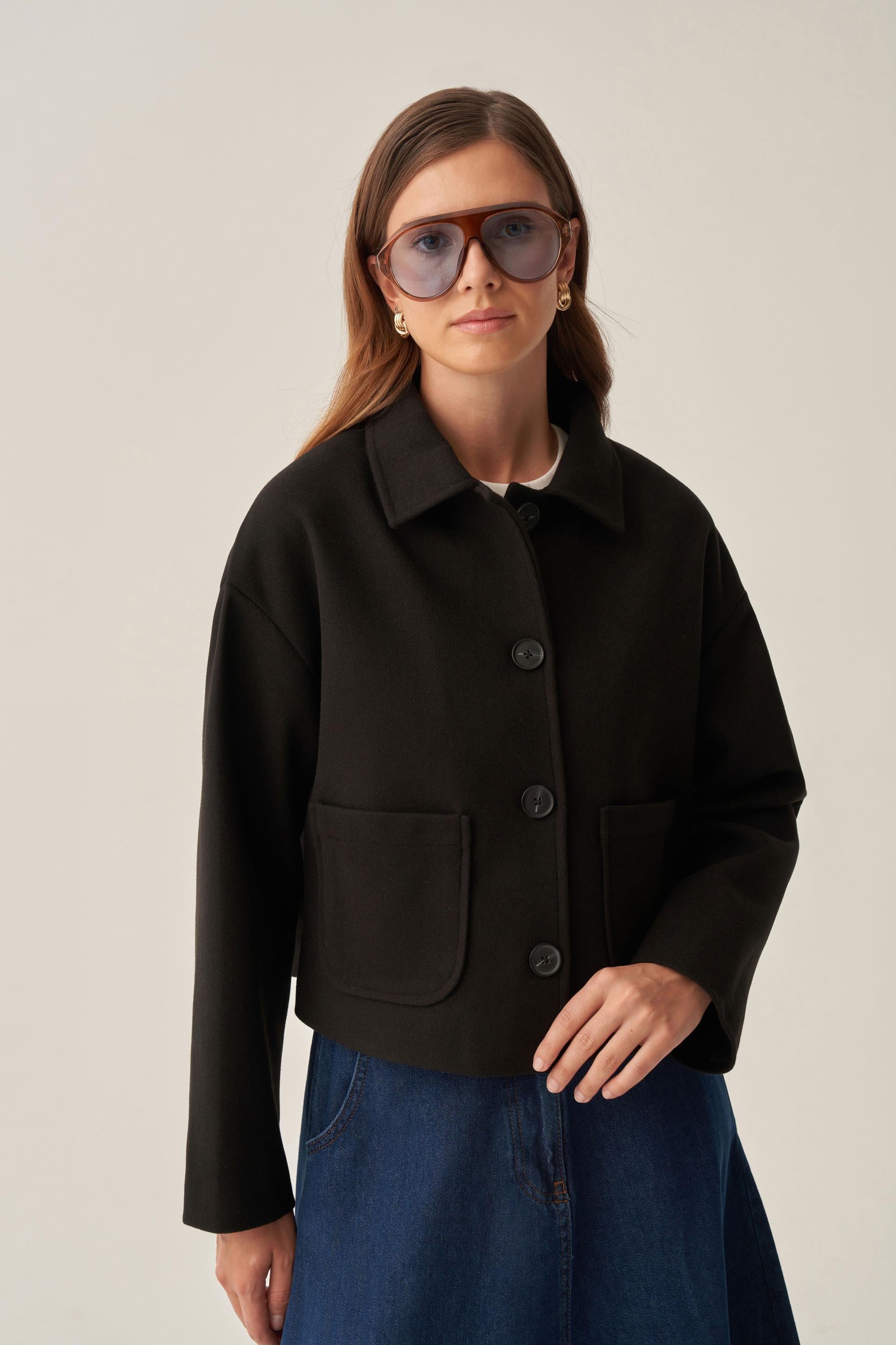 Siyah-Düğmeli Kısa Kaşe Ceket