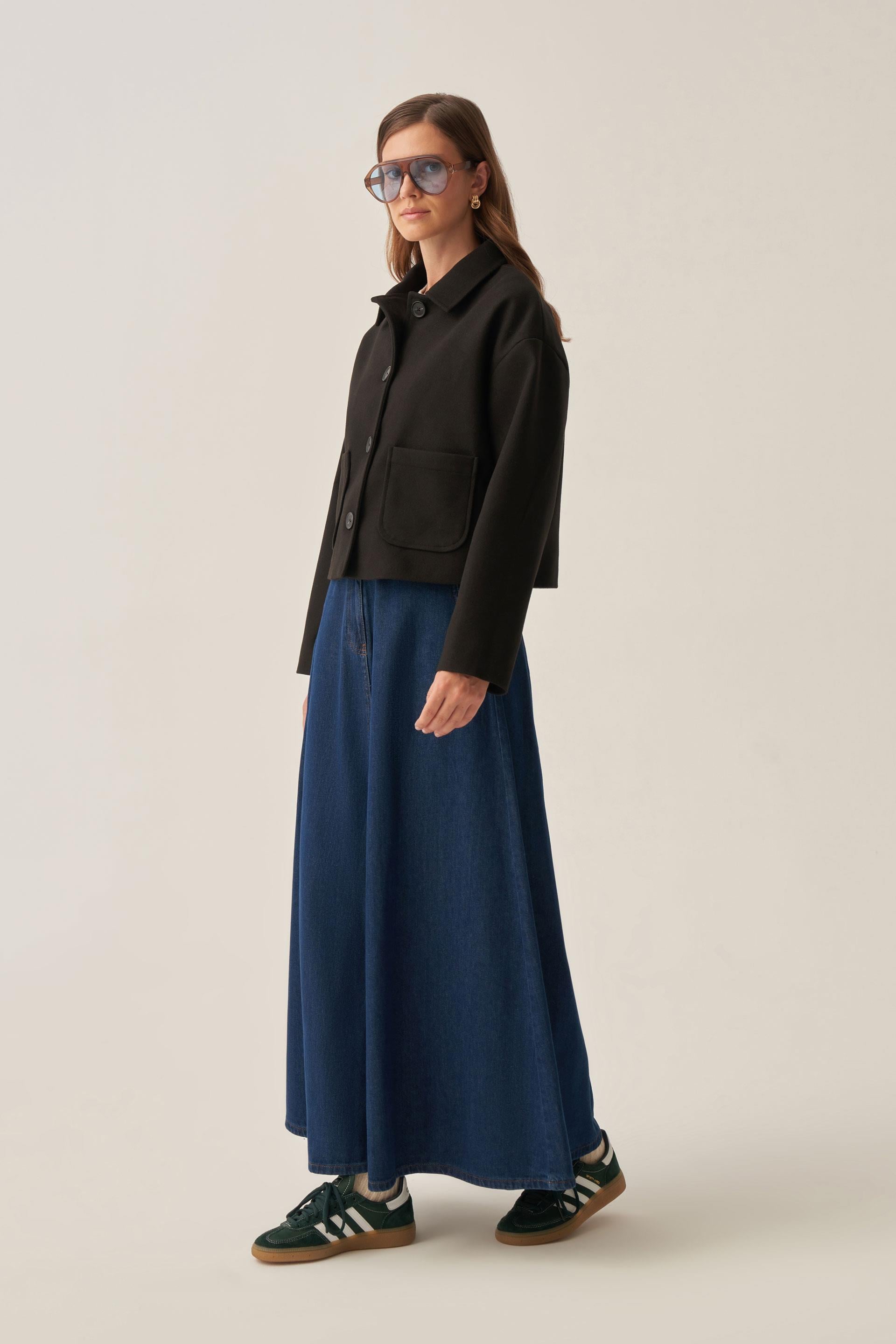 Siyah-Düğmeli Kısa Kaşe Ceket