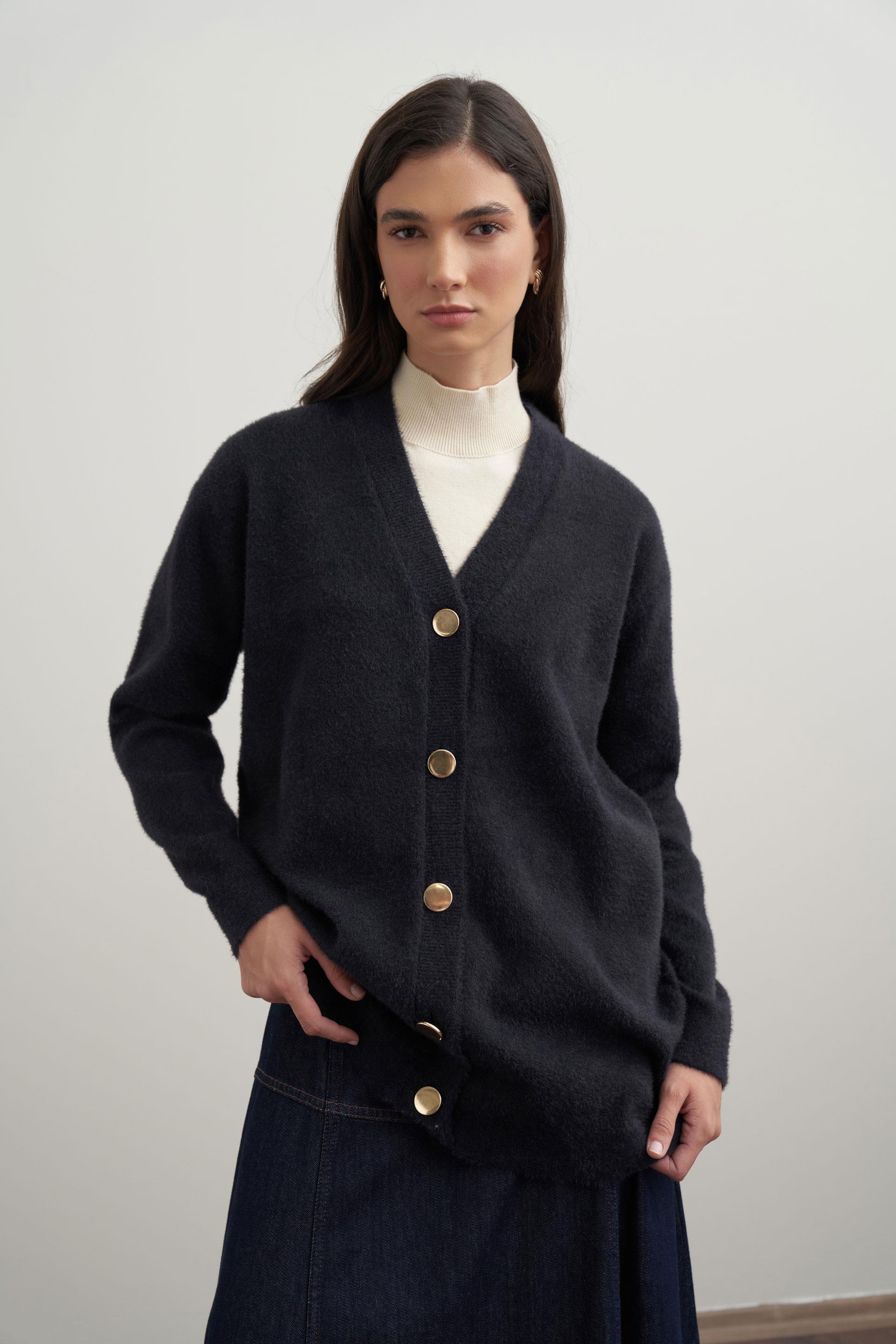 Siyah-Dügmeli  Yumuşak Triko Hırka