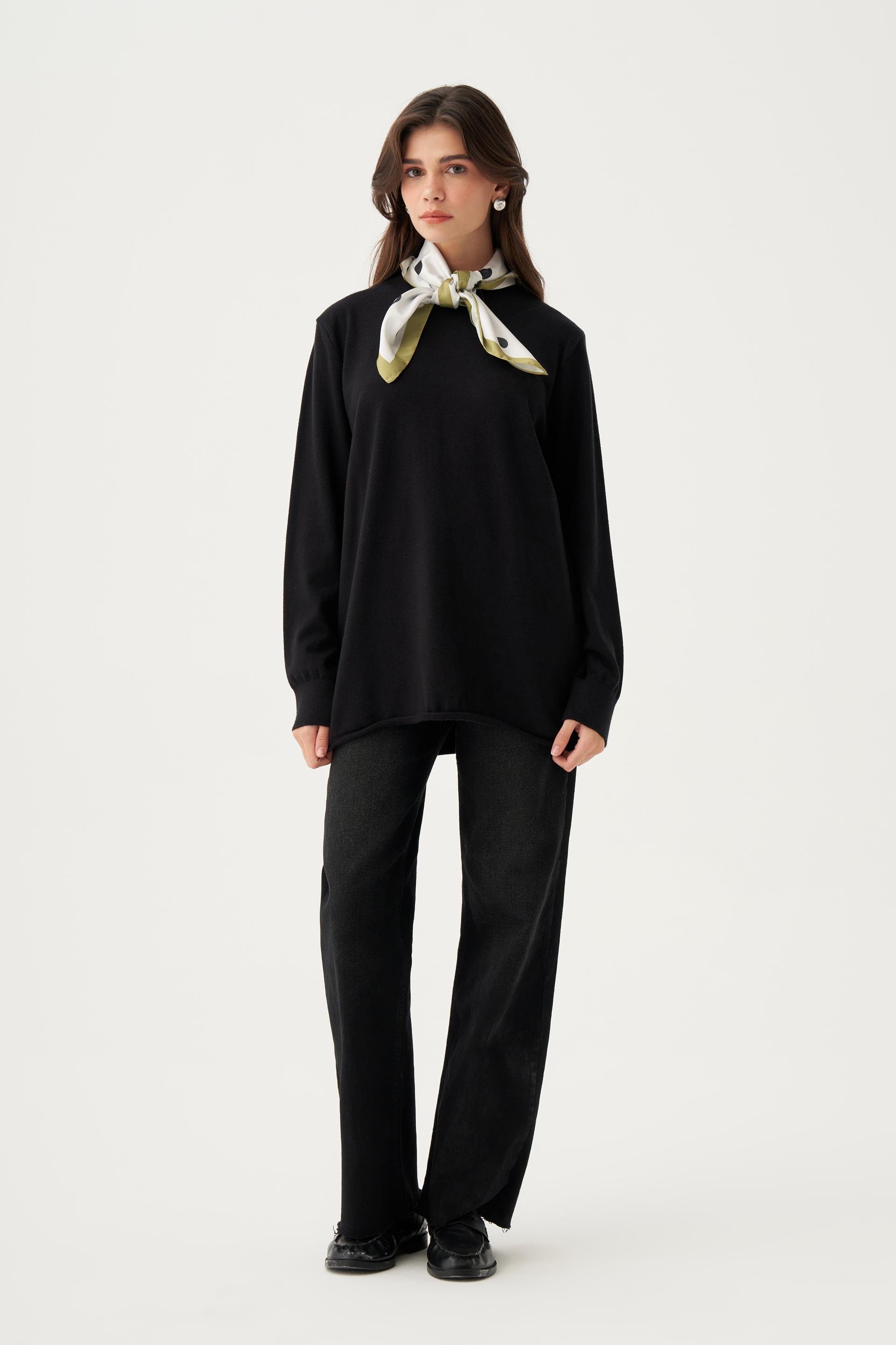 Siyah-Etek Ucu Pis Kıvırma Triko Kazak