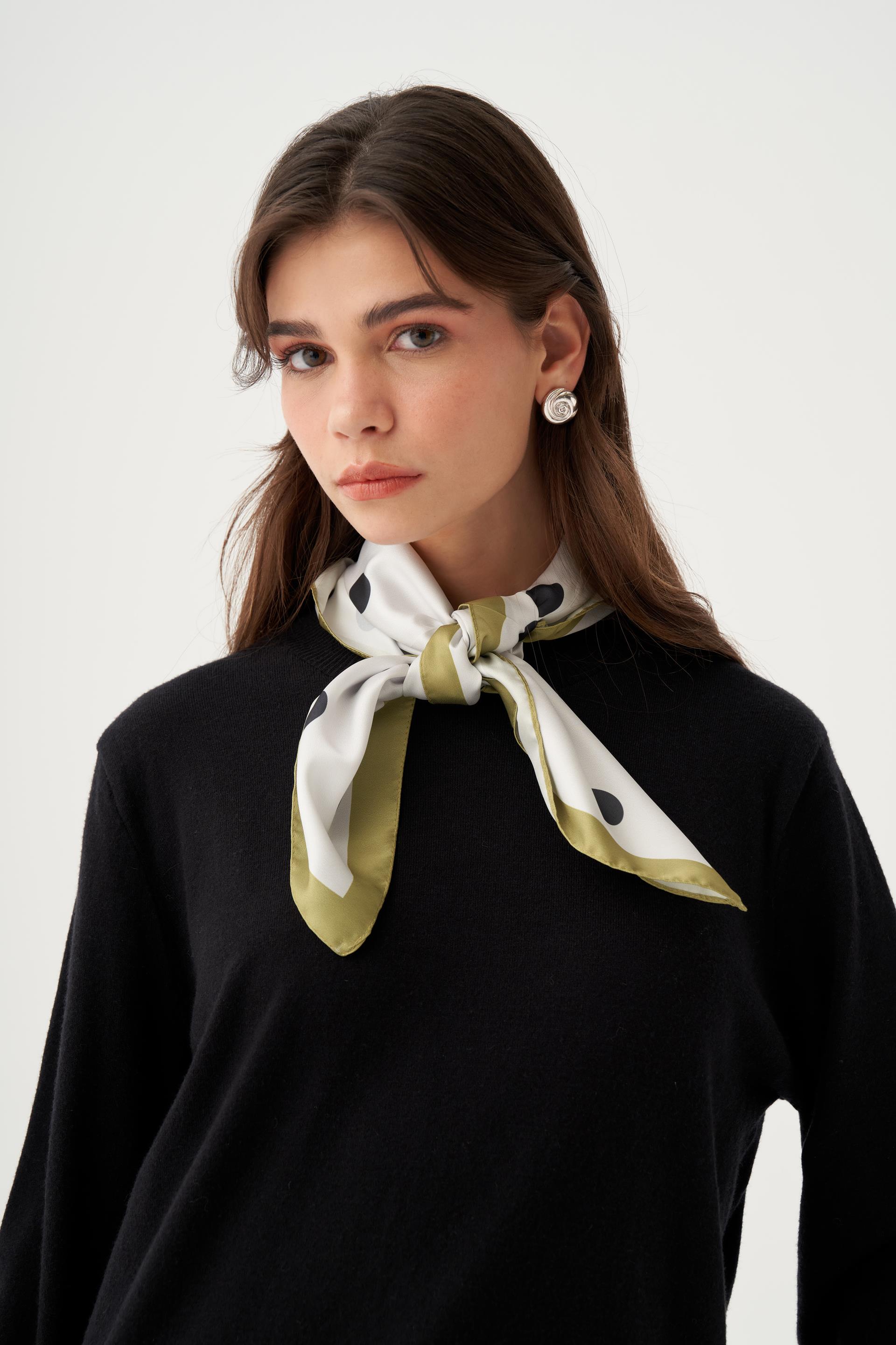 Siyah-Etek Ucu Pis Kıvırma Triko Kazak