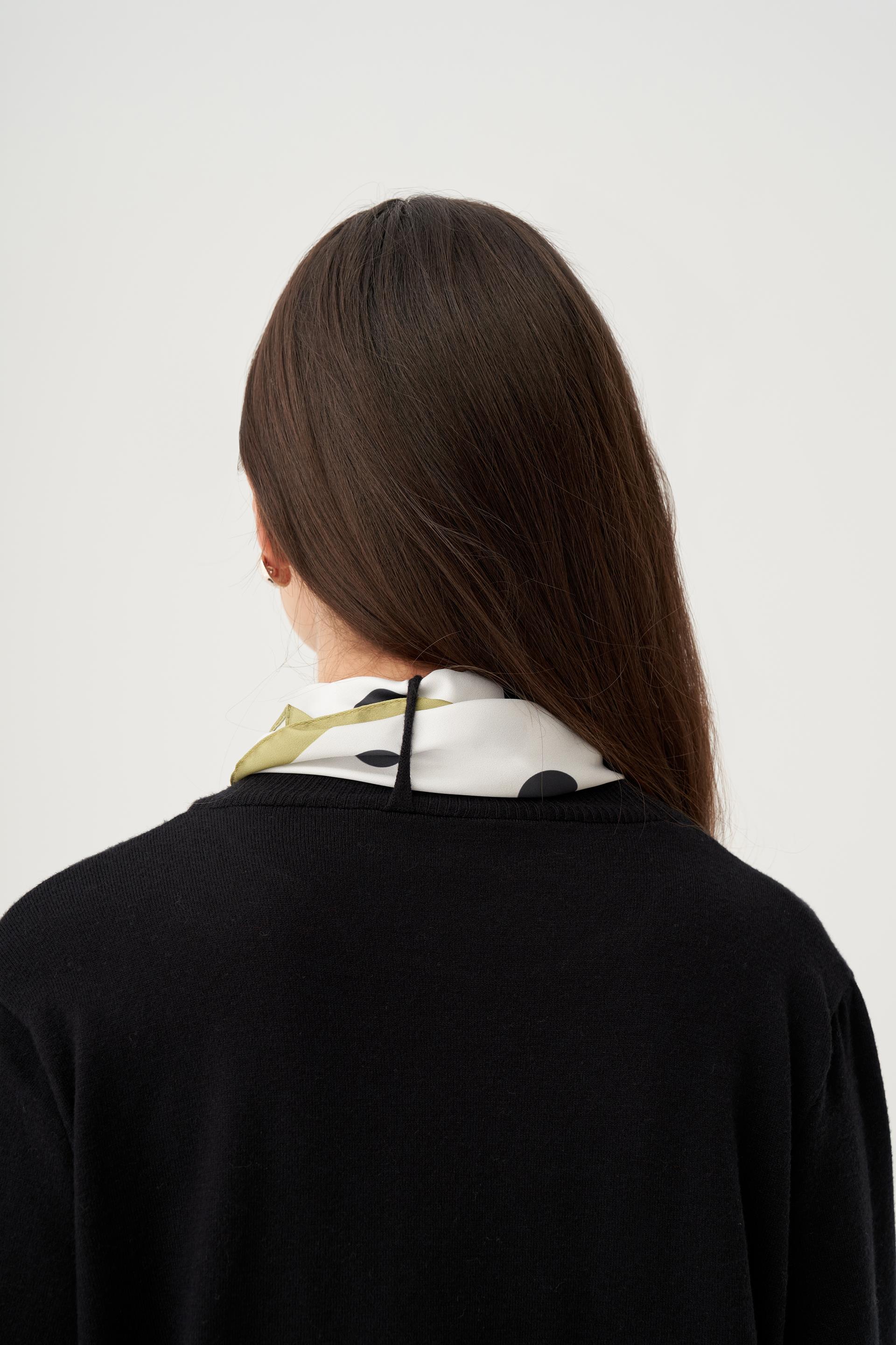 Siyah-Etek Ucu Pis Kıvırma Triko Kazak