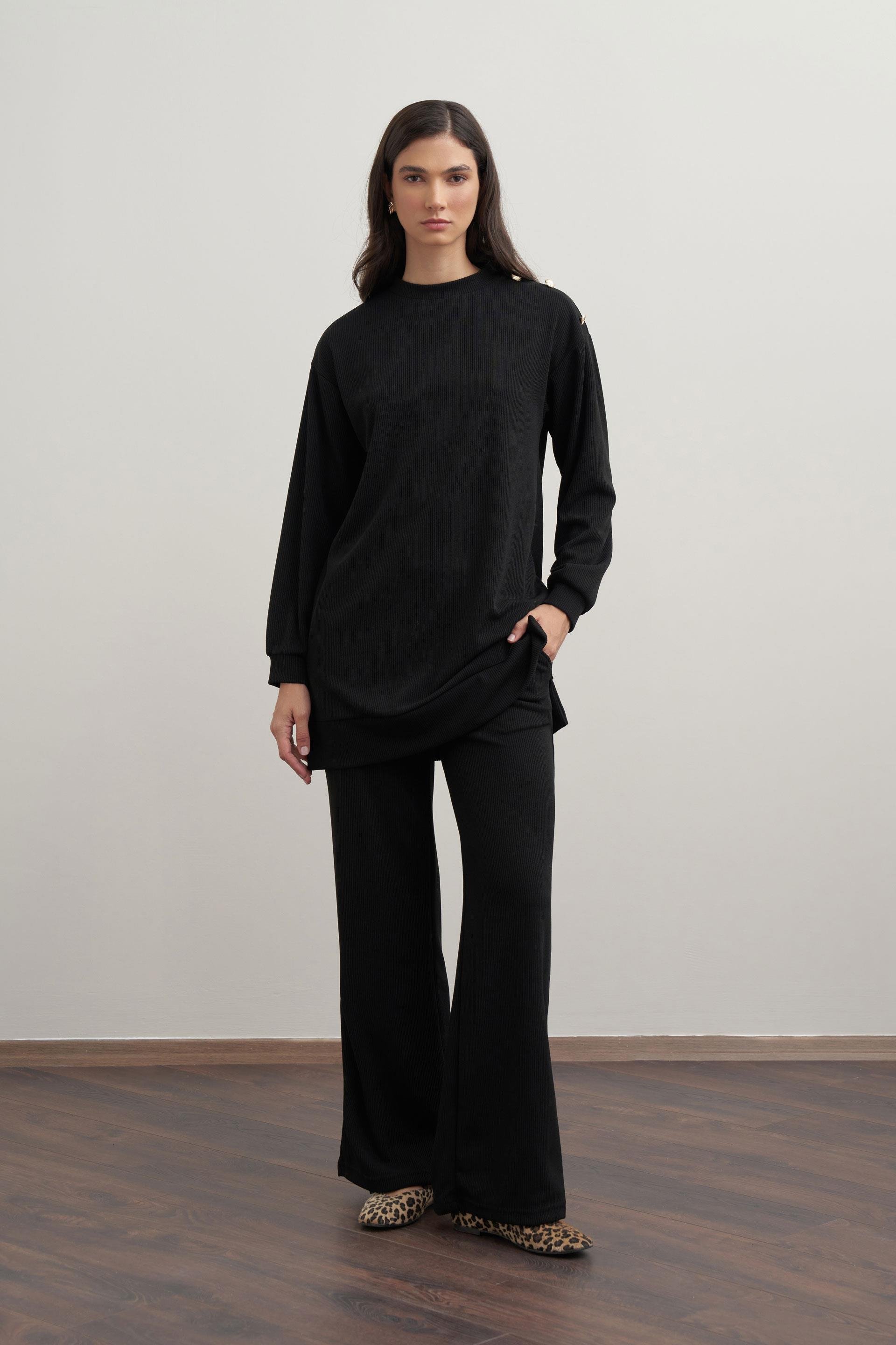 Siyah-Fitilli Dökümlü Pantolonlu Takım