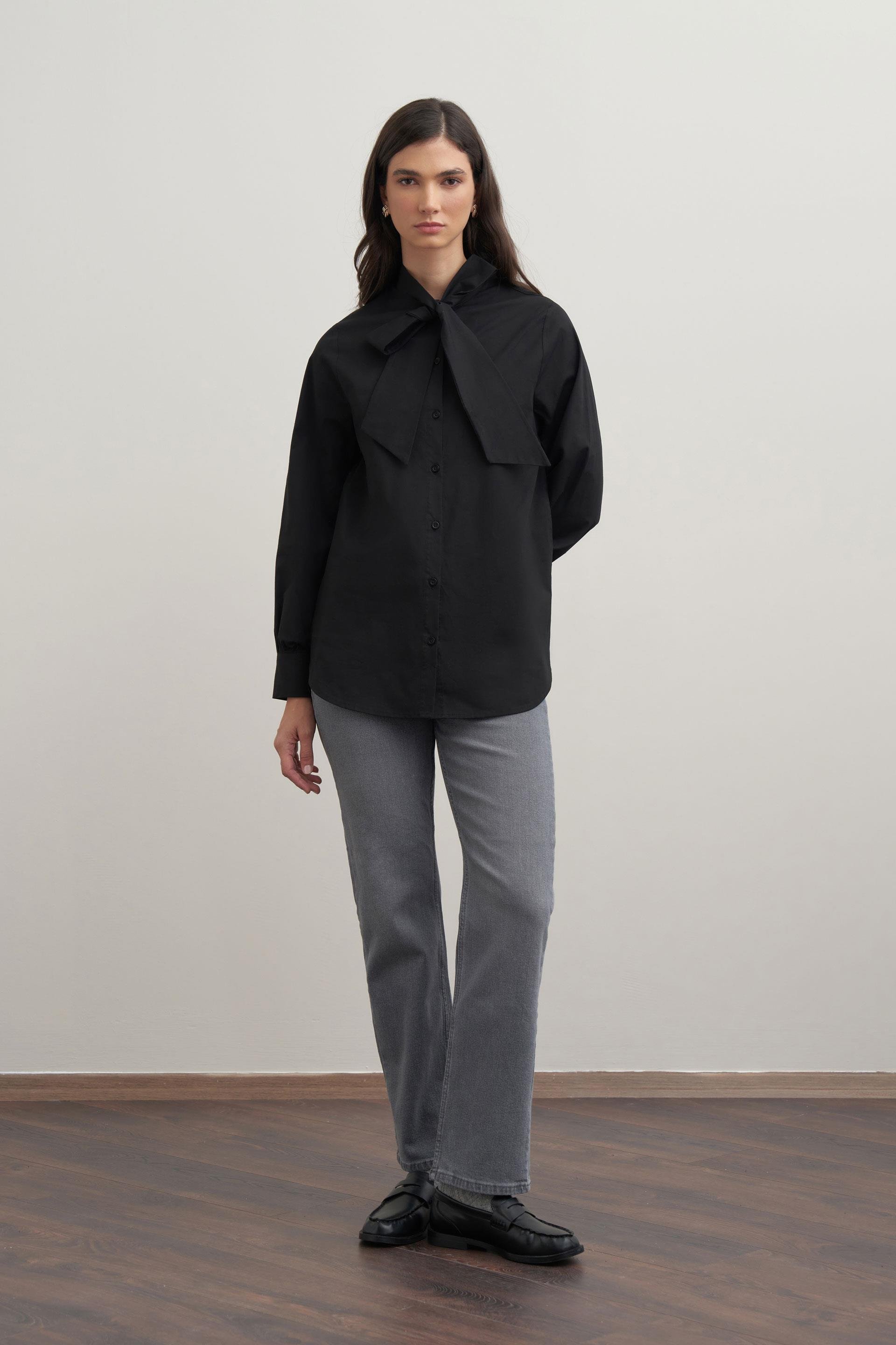 Siyah-Fiyonk Yakalı Gömlek