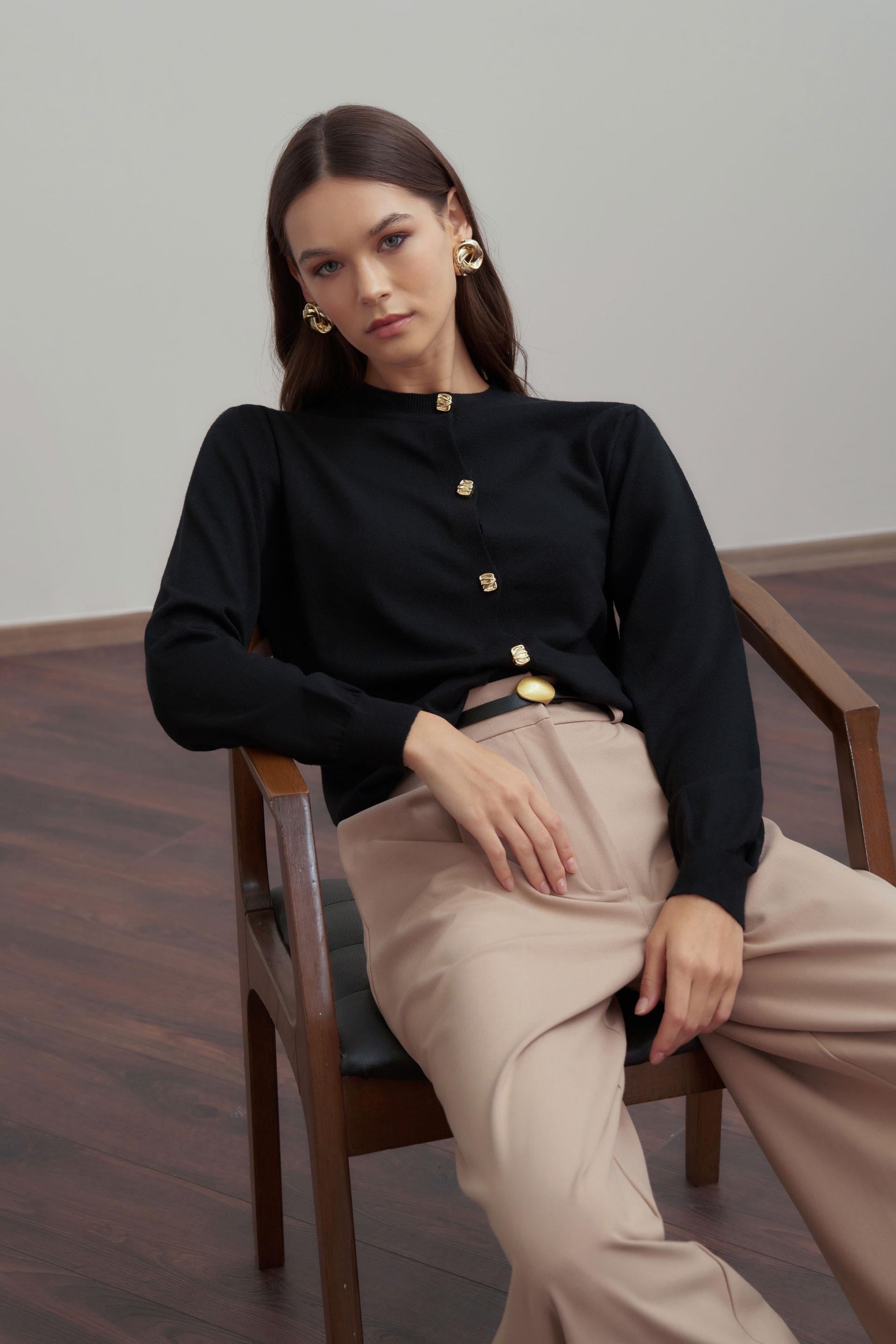 Siyah-Gold Dügmeli Hırka