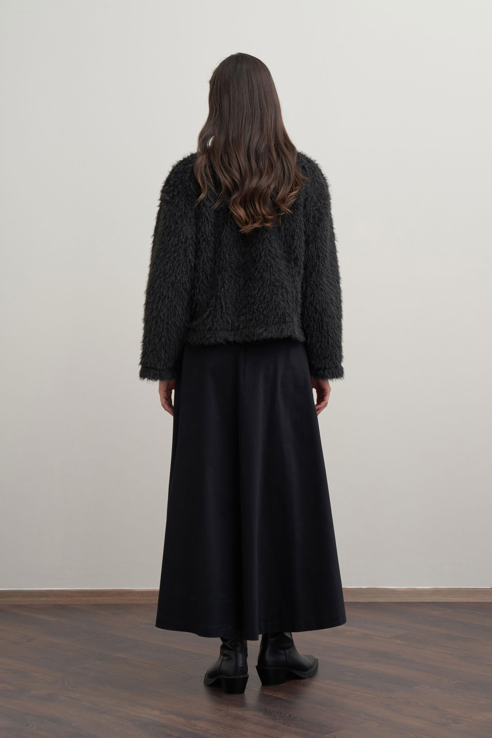 Siyah-Gold Dügmeli Peluş Ceket