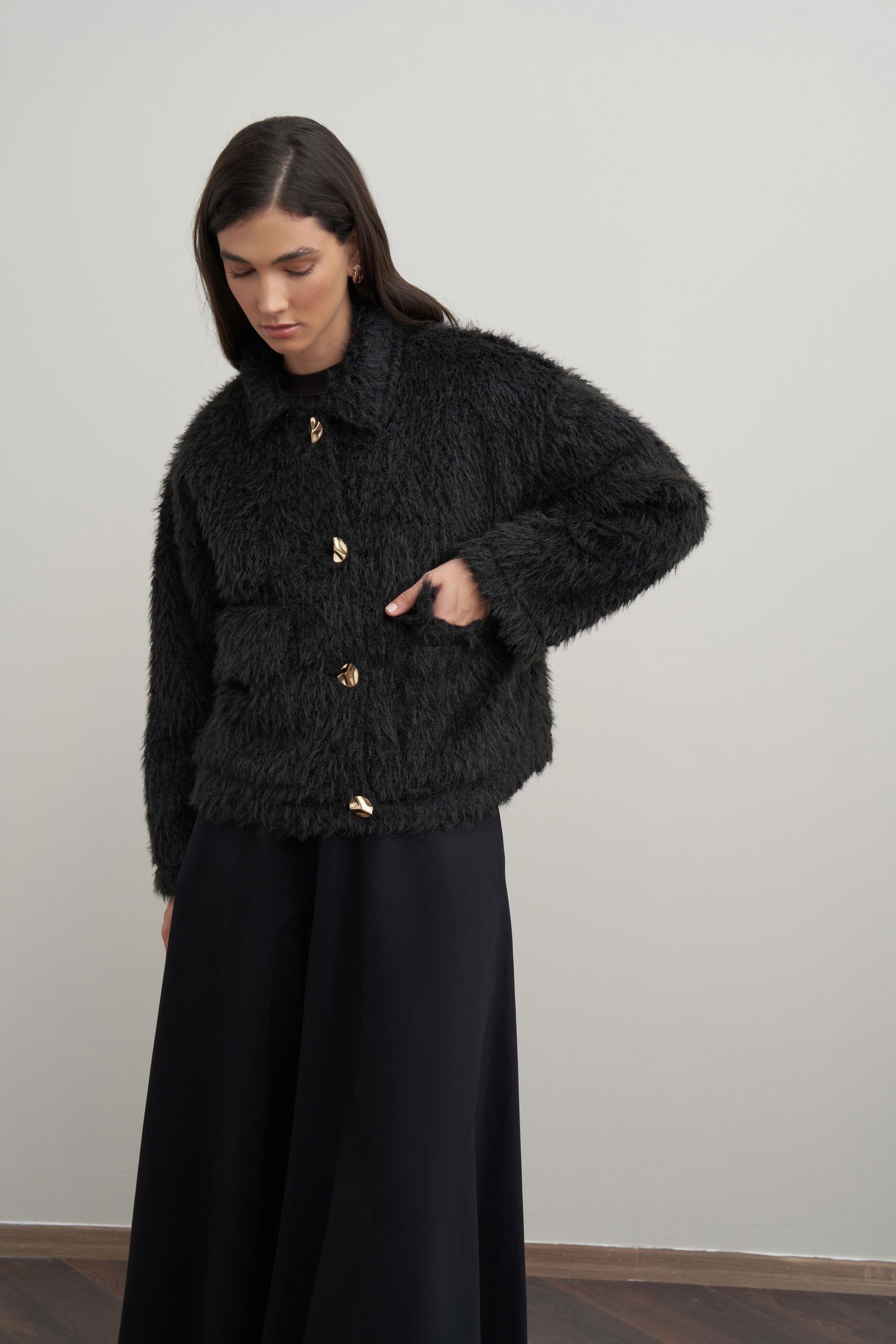 Siyah-Gold Dügmeli Peluş Ceket