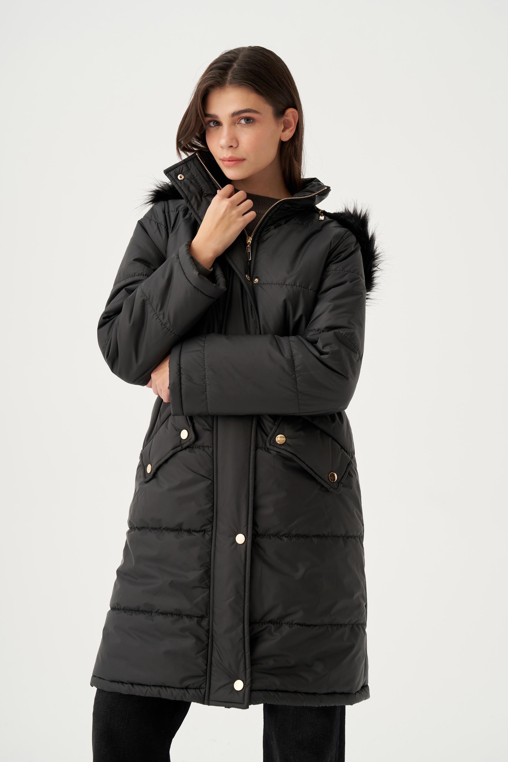 Siyah-Kapşonu Kürklü Astarlı Çıtçıtlı Mont