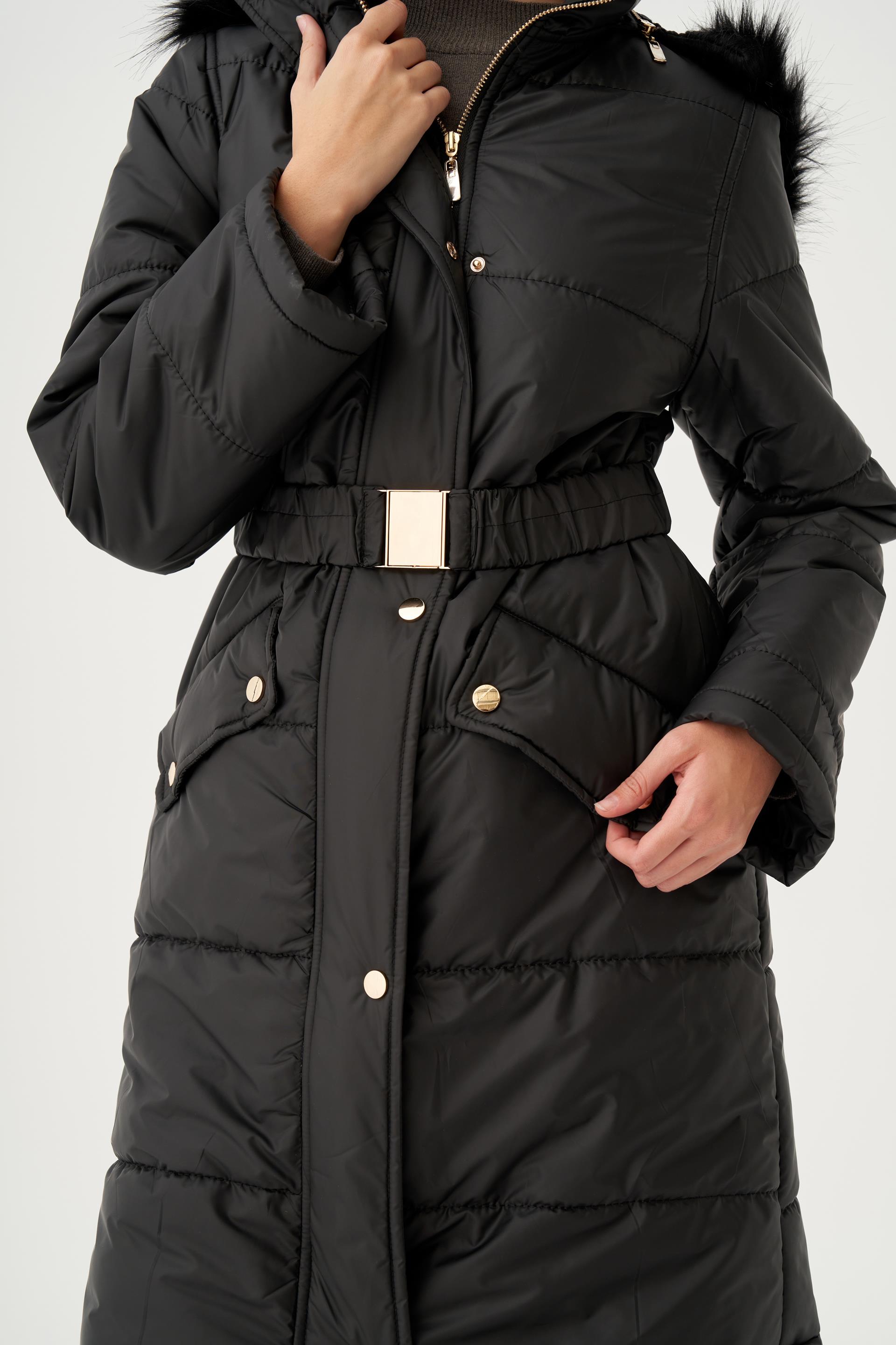 Siyah-Kapşonu Kürklü Astarlı Çıtçıtlı Mont