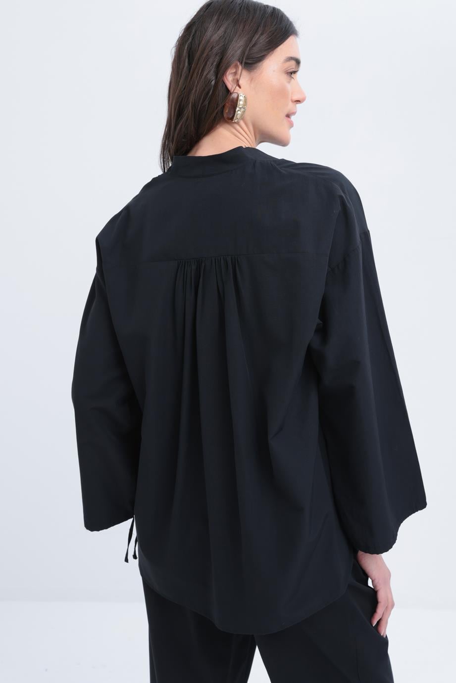 Siyah-Kolları Büzgülü Düğmeli Gömlek