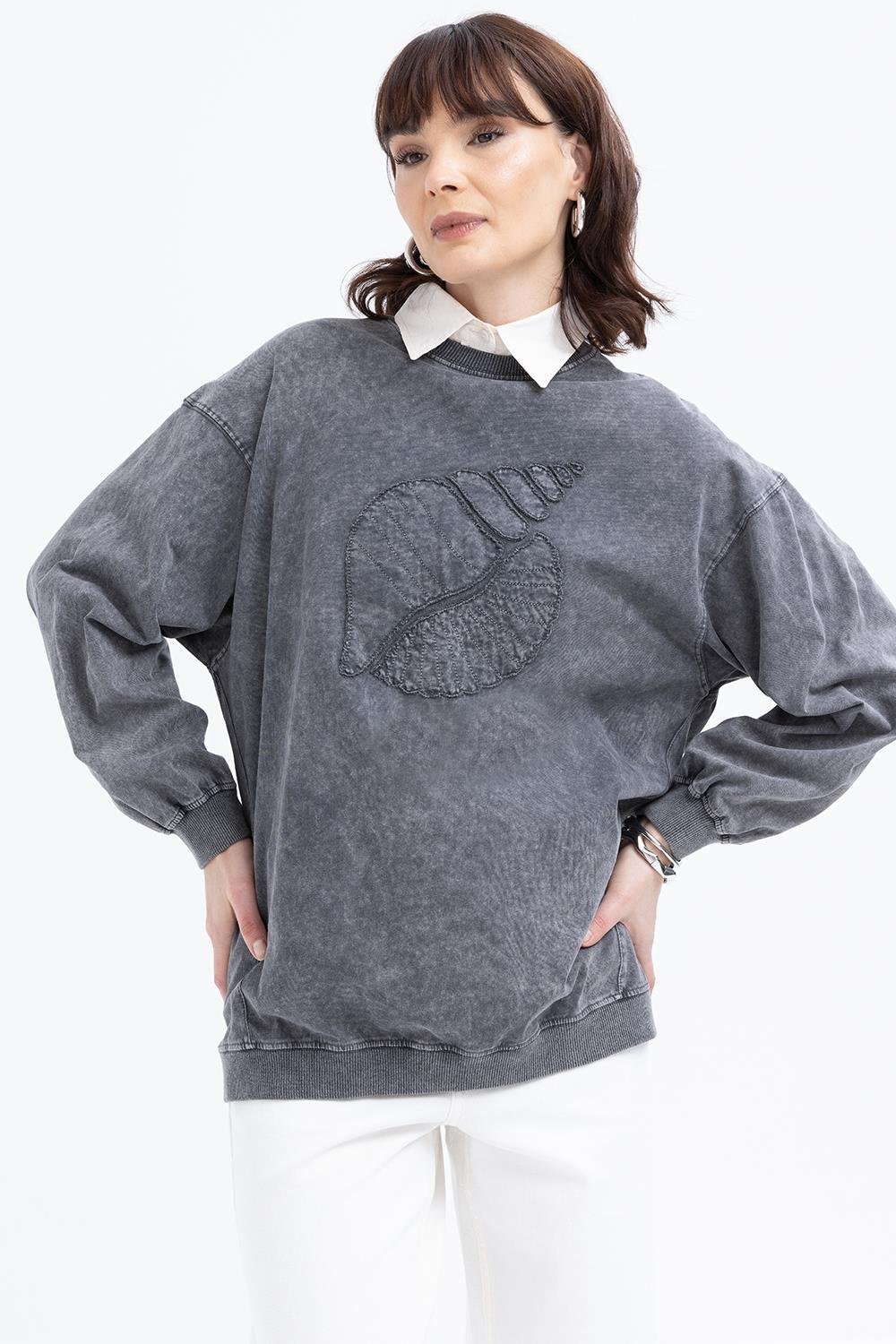 Siyah-Önü Nakış Detaylı Sweatshirt