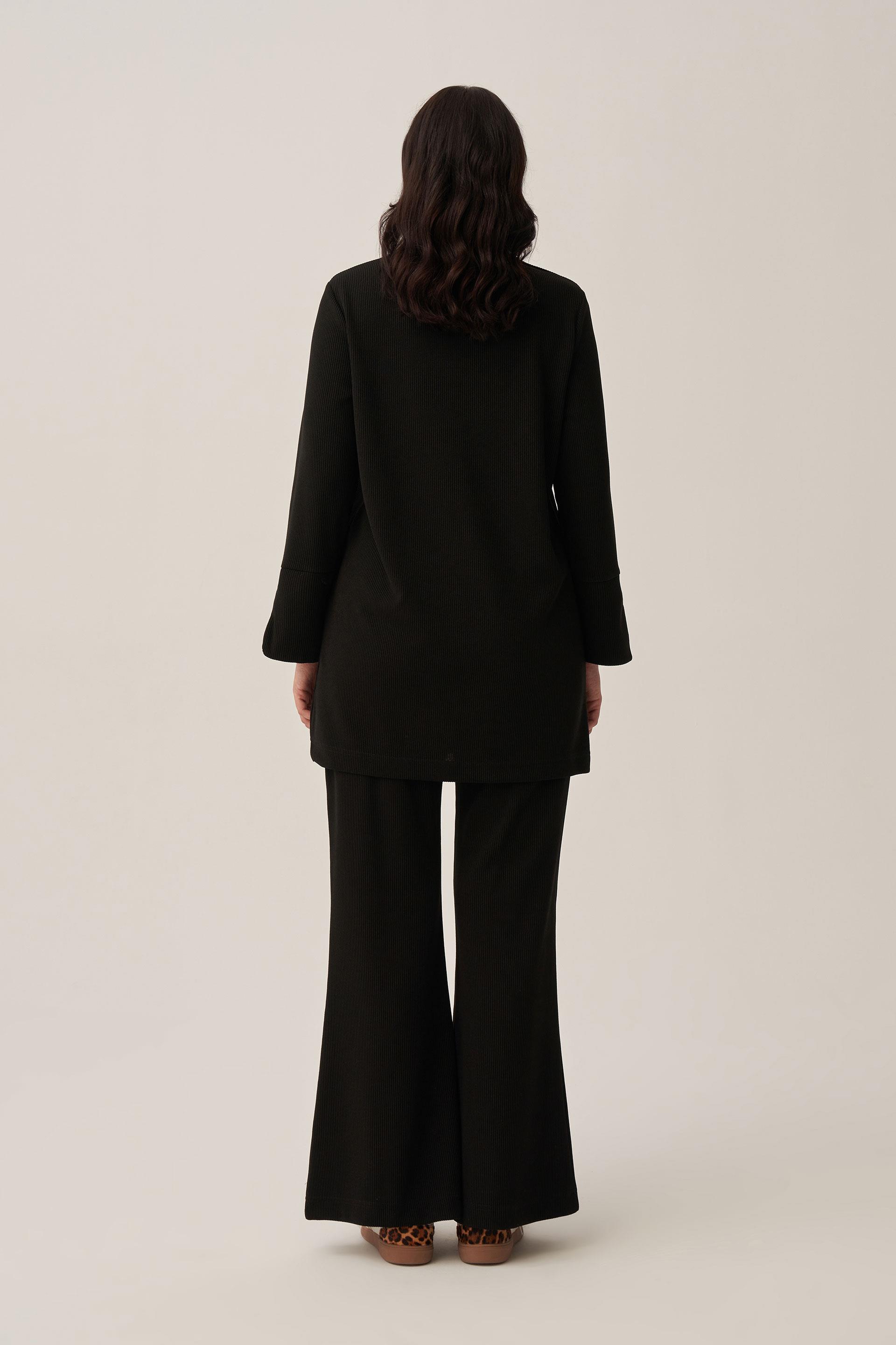 Siyah-Pilise Detaylı Pantolonlu Takım