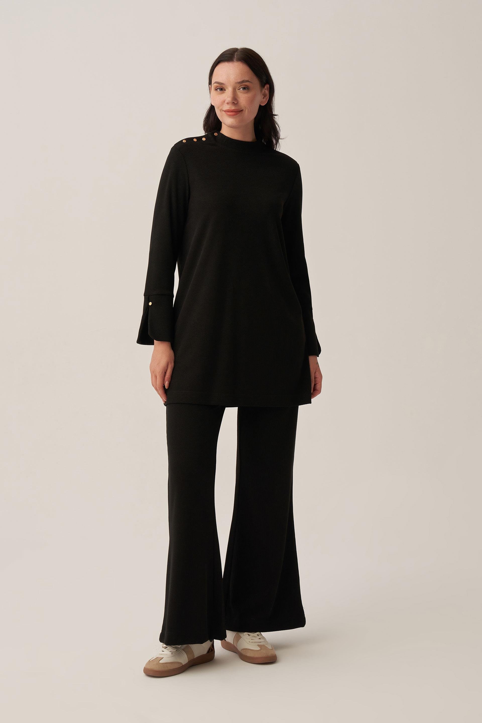 Siyah-Pilise Detaylı Pantolonlu Takım