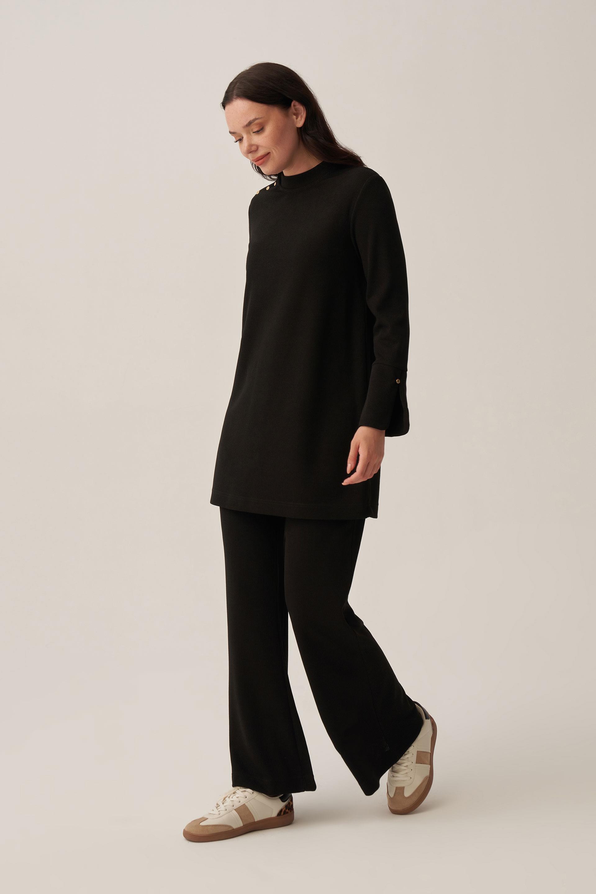 Siyah-Pilise Detaylı Pantolonlu Takım