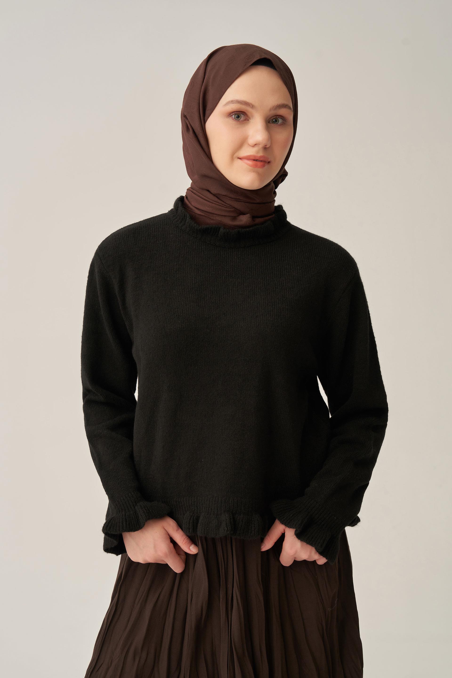 Siyah-Yakası Fırfırlı  Kısa Kazak