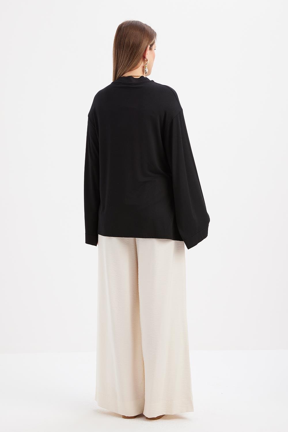 Siyah-Yandan Yırtmaçlı Bağlama Detaylı Likralı Modal Tunik