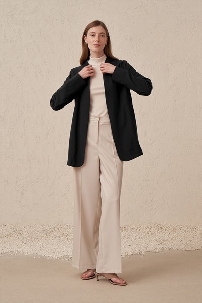 Siyah-Kol Büzgü Detaylı Blazer Ceket