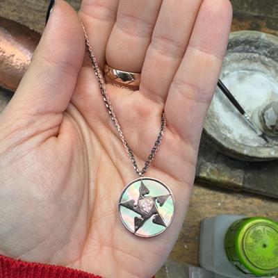 Happy Star Kalpli Pırlantalı Altın Çift Zincirli Kolye