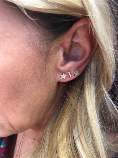 Pembe Altın  Dik 3 Pırlantalı Küpe