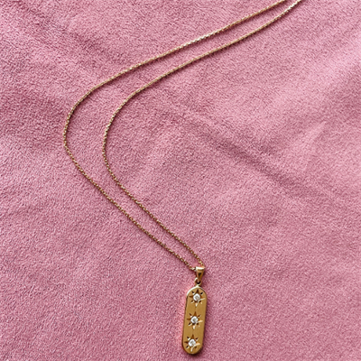 Üç Yıldızlı Pırlantalı Plaka Kolye