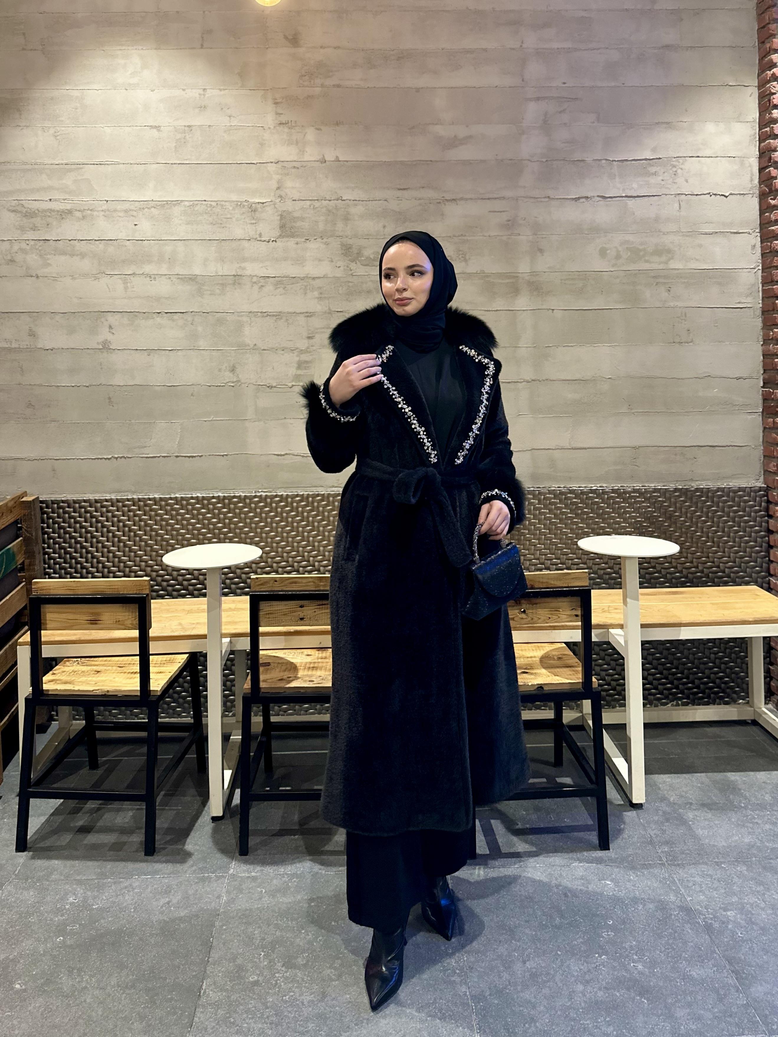 Yaka ve kolları taş detaylı kaban