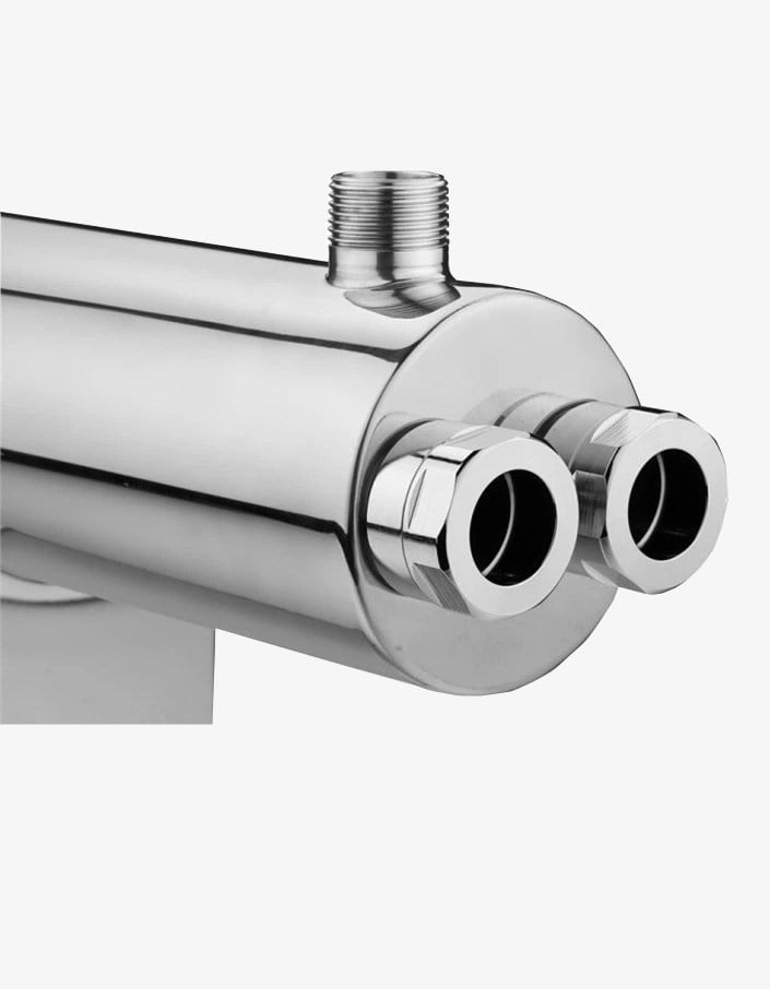 Aqualine ES-110 UV cihazının kapağındaki iki lamba girişi ve üstteki 1 1/2″ dişli ağız
