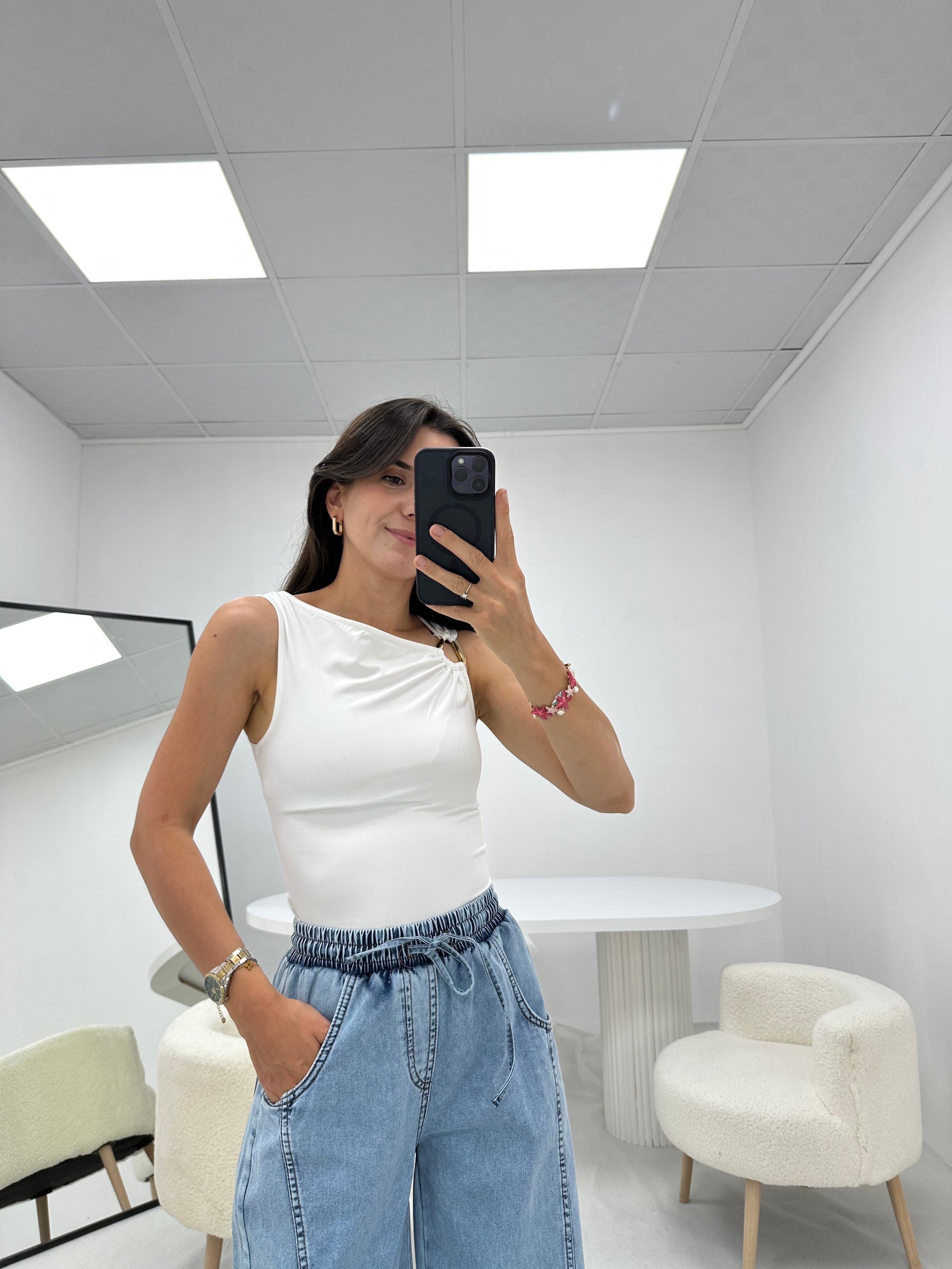 Aksesuar Detaylı Beyaz Bluz 