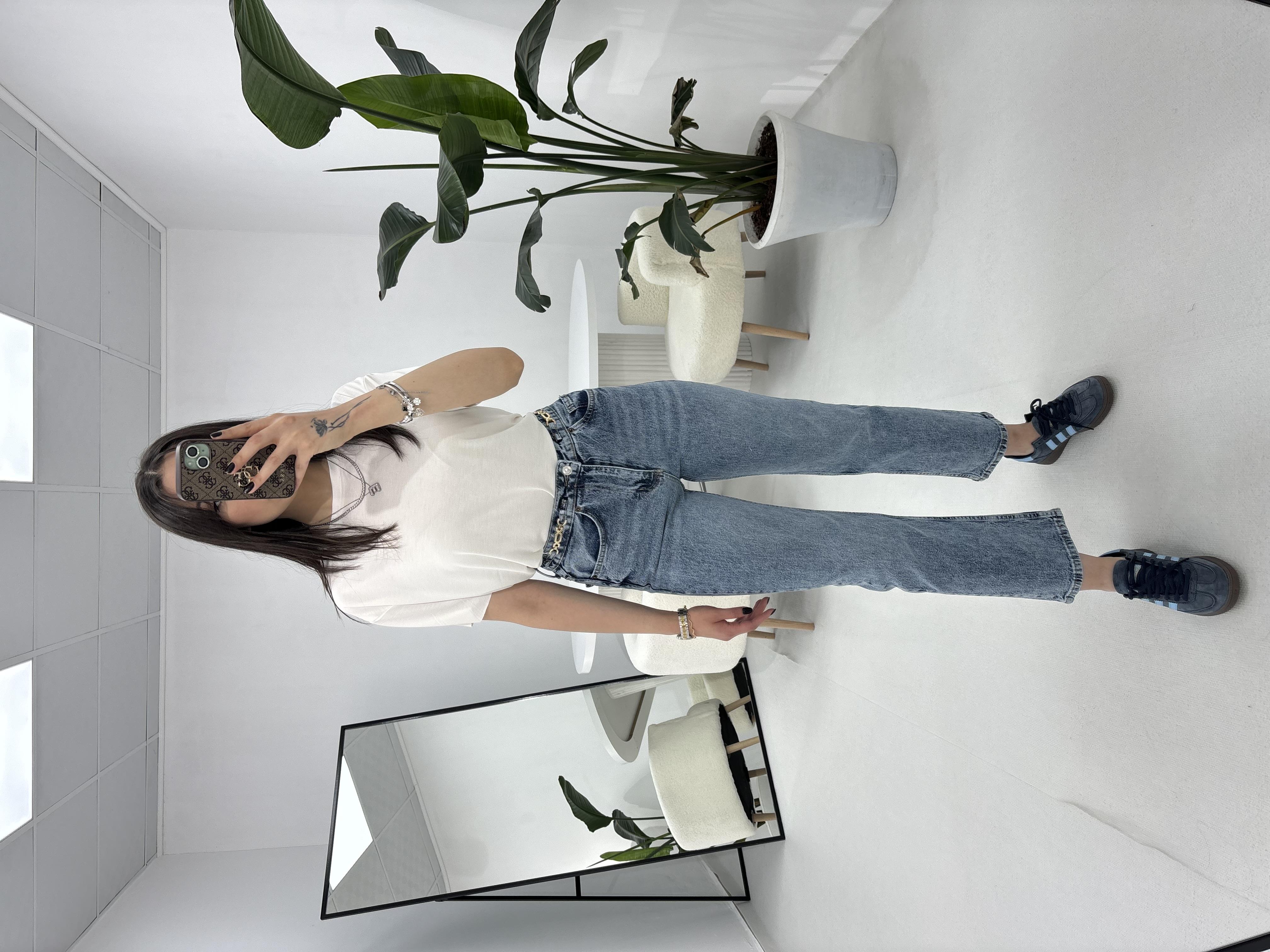 Beli Zincir Detaylı Açık Mavi Jean 