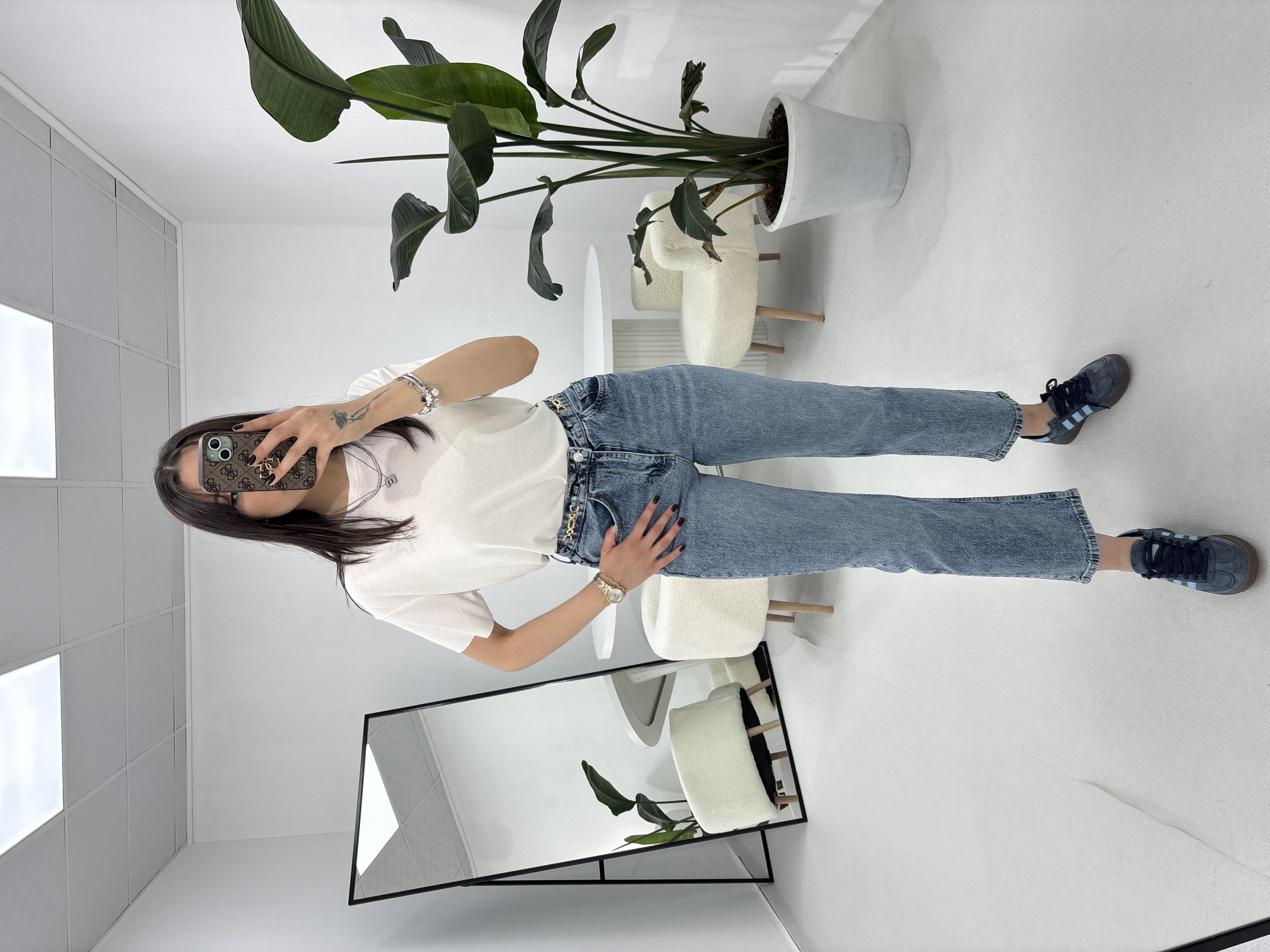 Beli Zincir Detaylı Açık Mavi Jean 