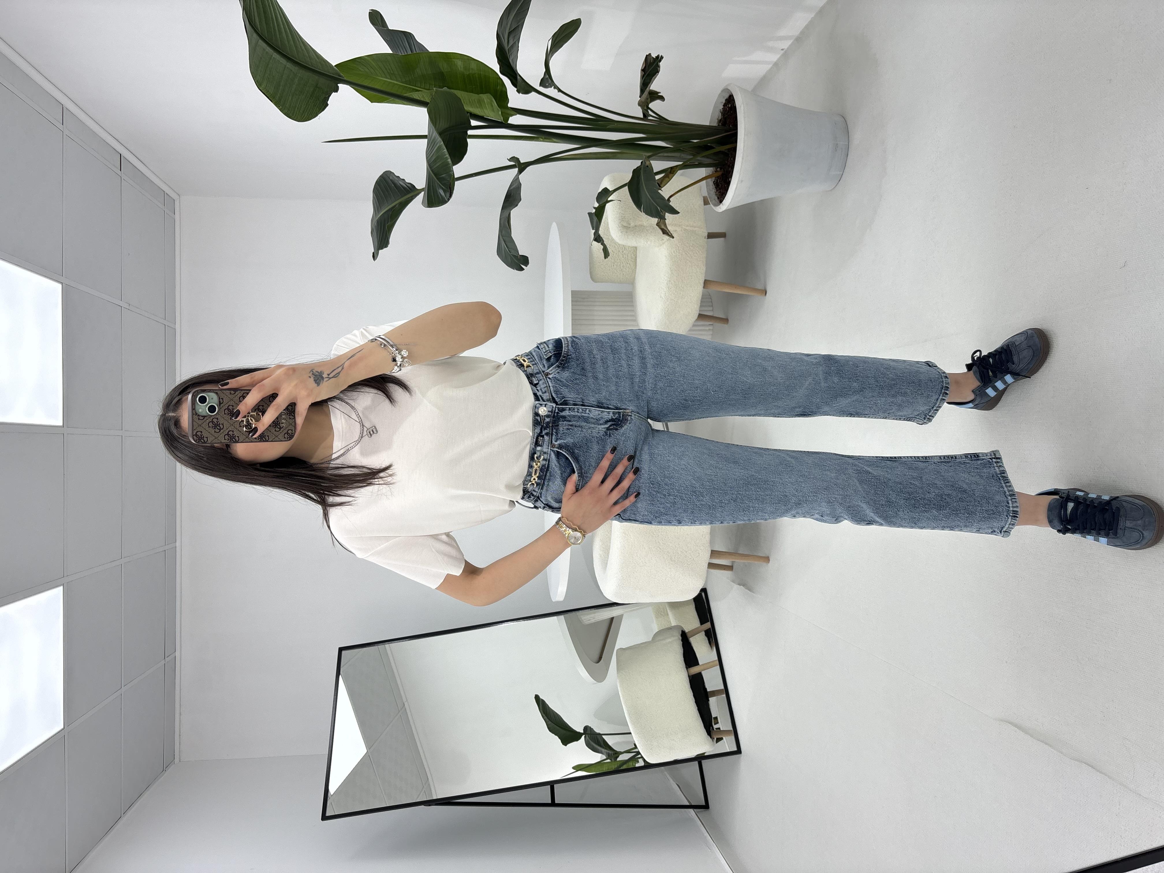 Beli Zincir Detaylı Açık Mavi Jean 