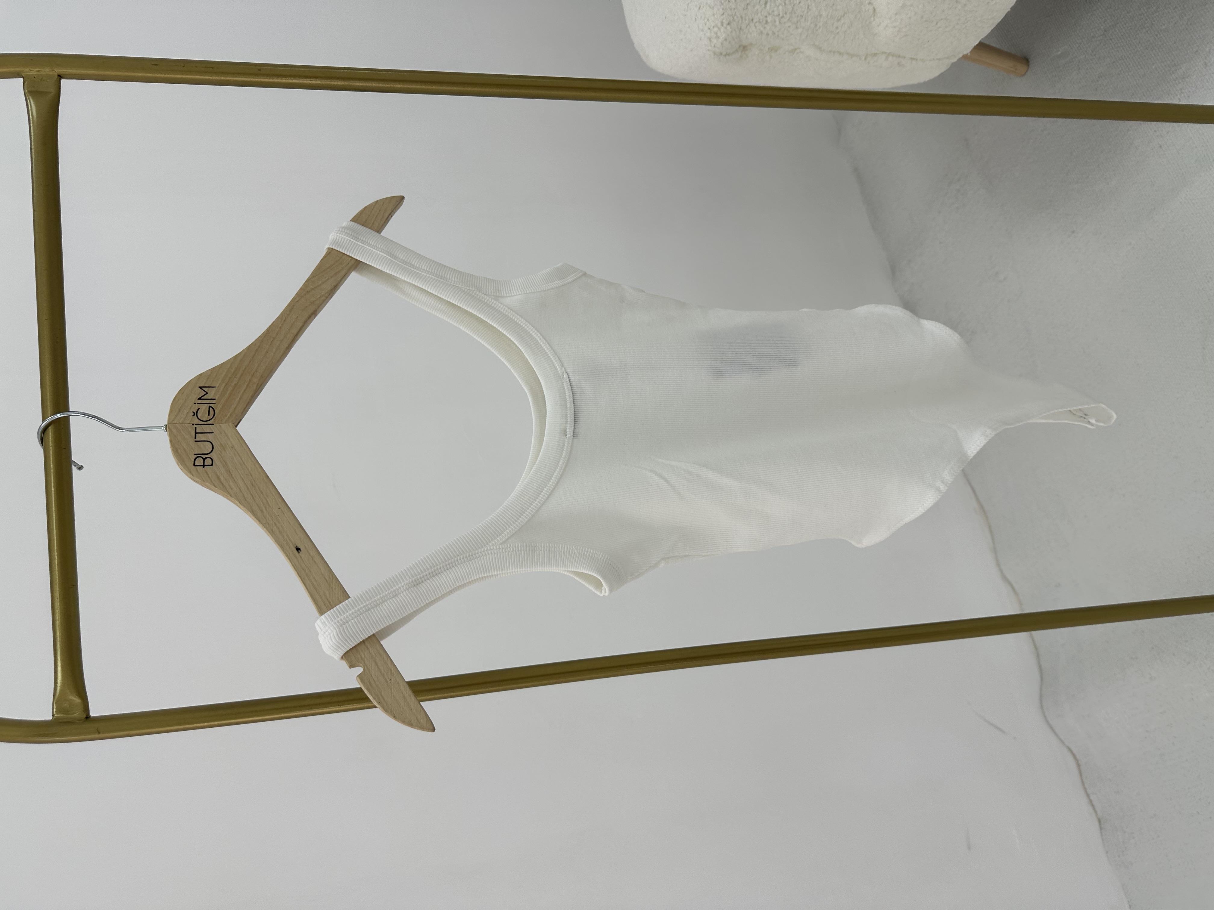Beyaz bodysuit atlet 