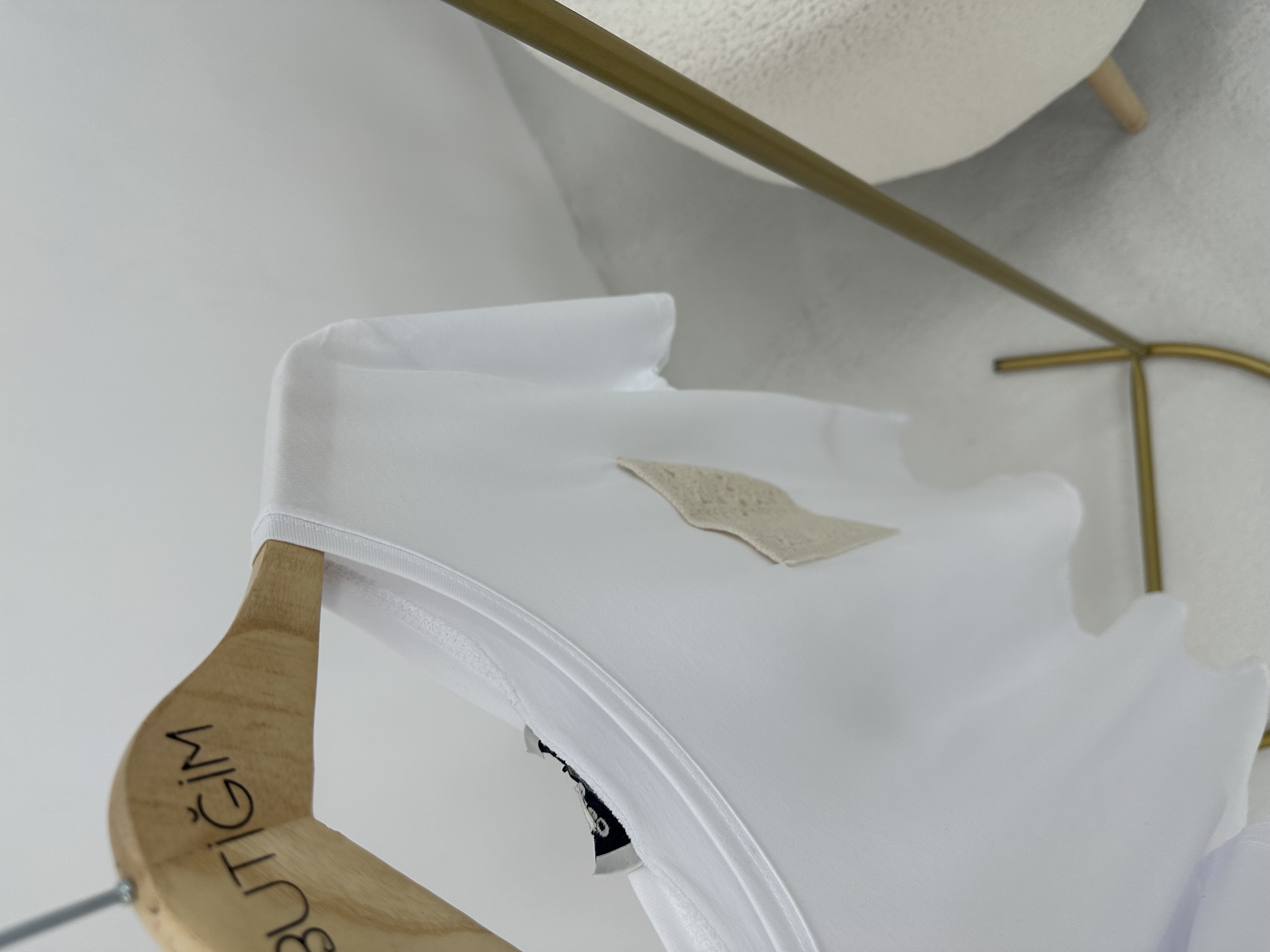 Cep Nakış Detaylı Beyaz T-shirt 