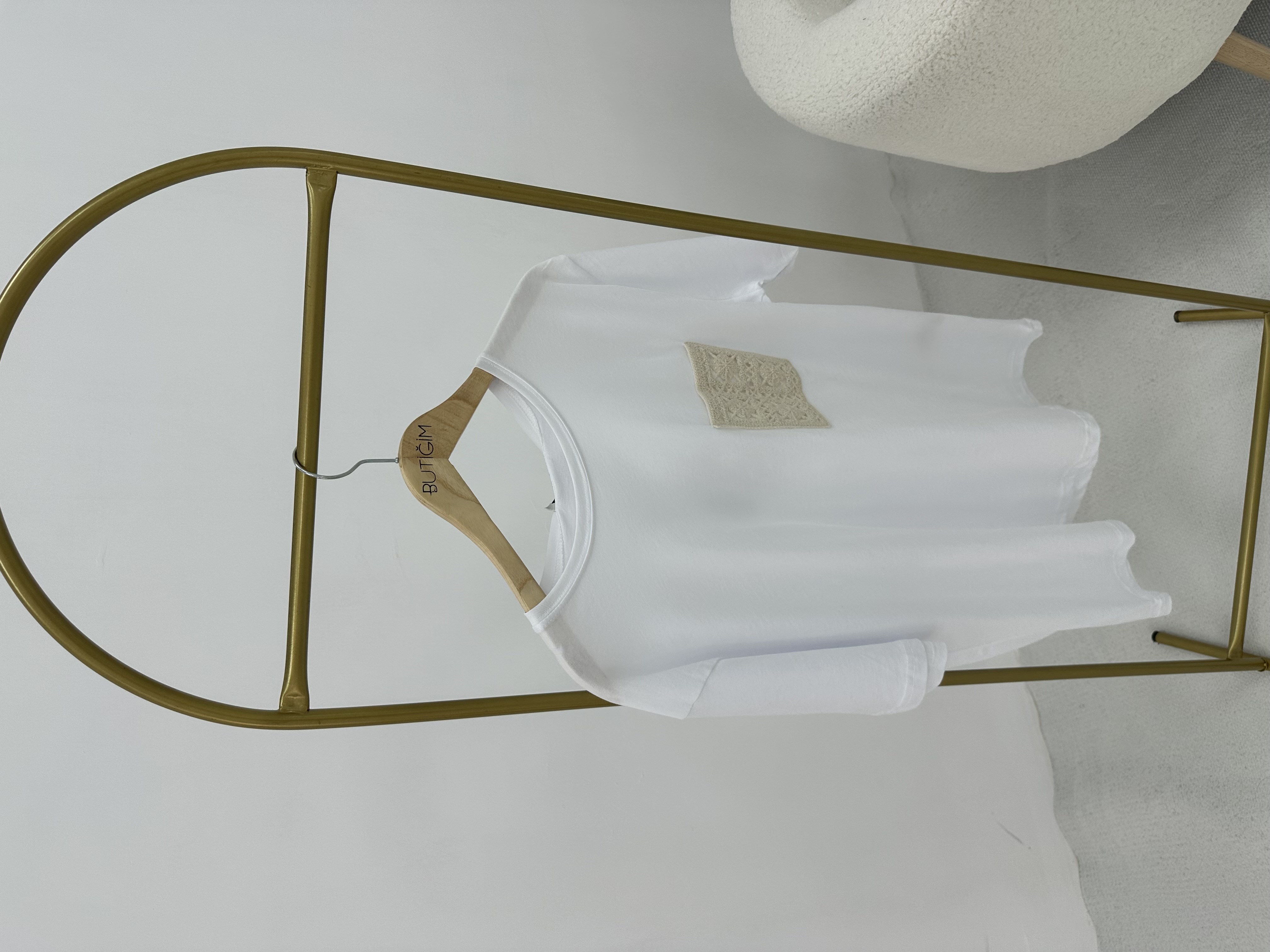 Cep Nakış Detaylı Beyaz T-shirt 