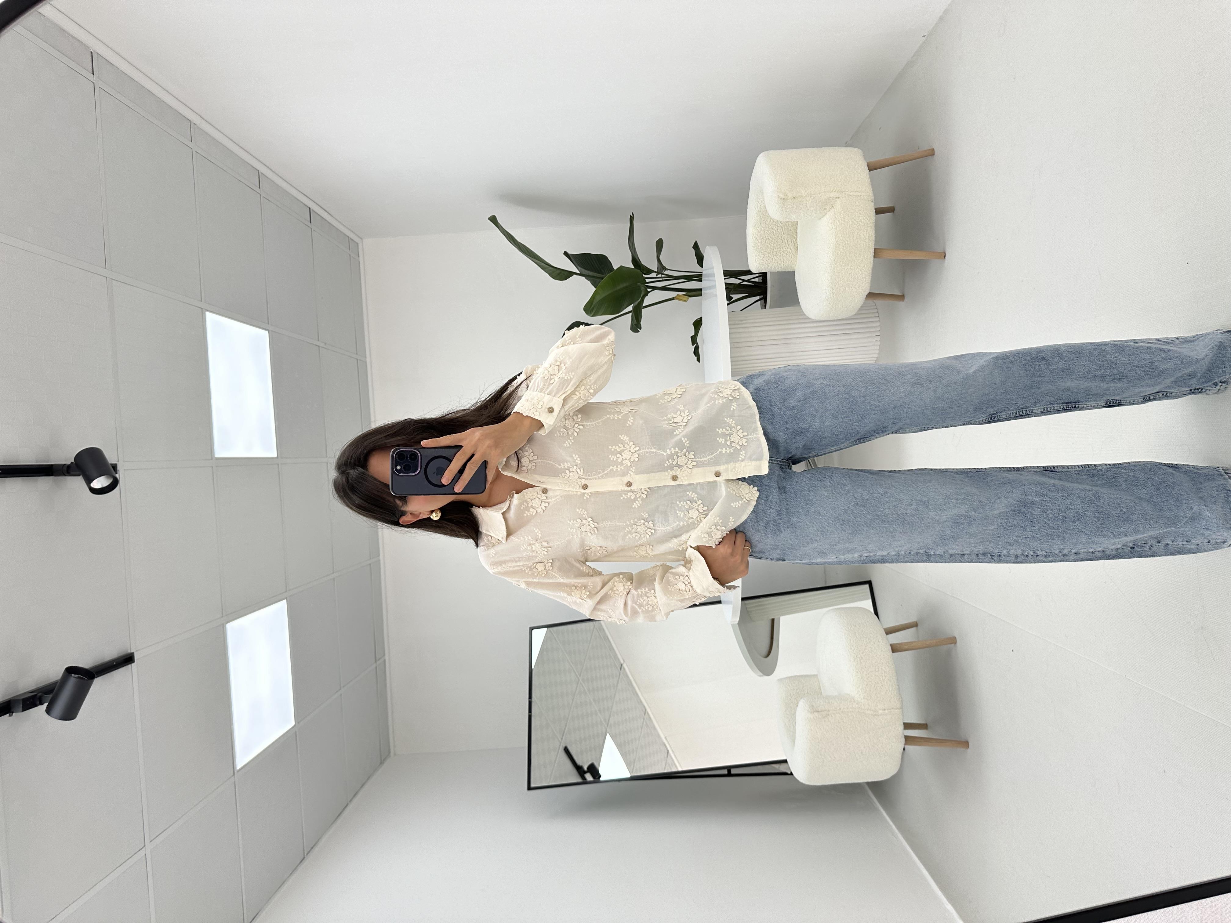 Çicek Detaylı Uzun Kol Gömlek 