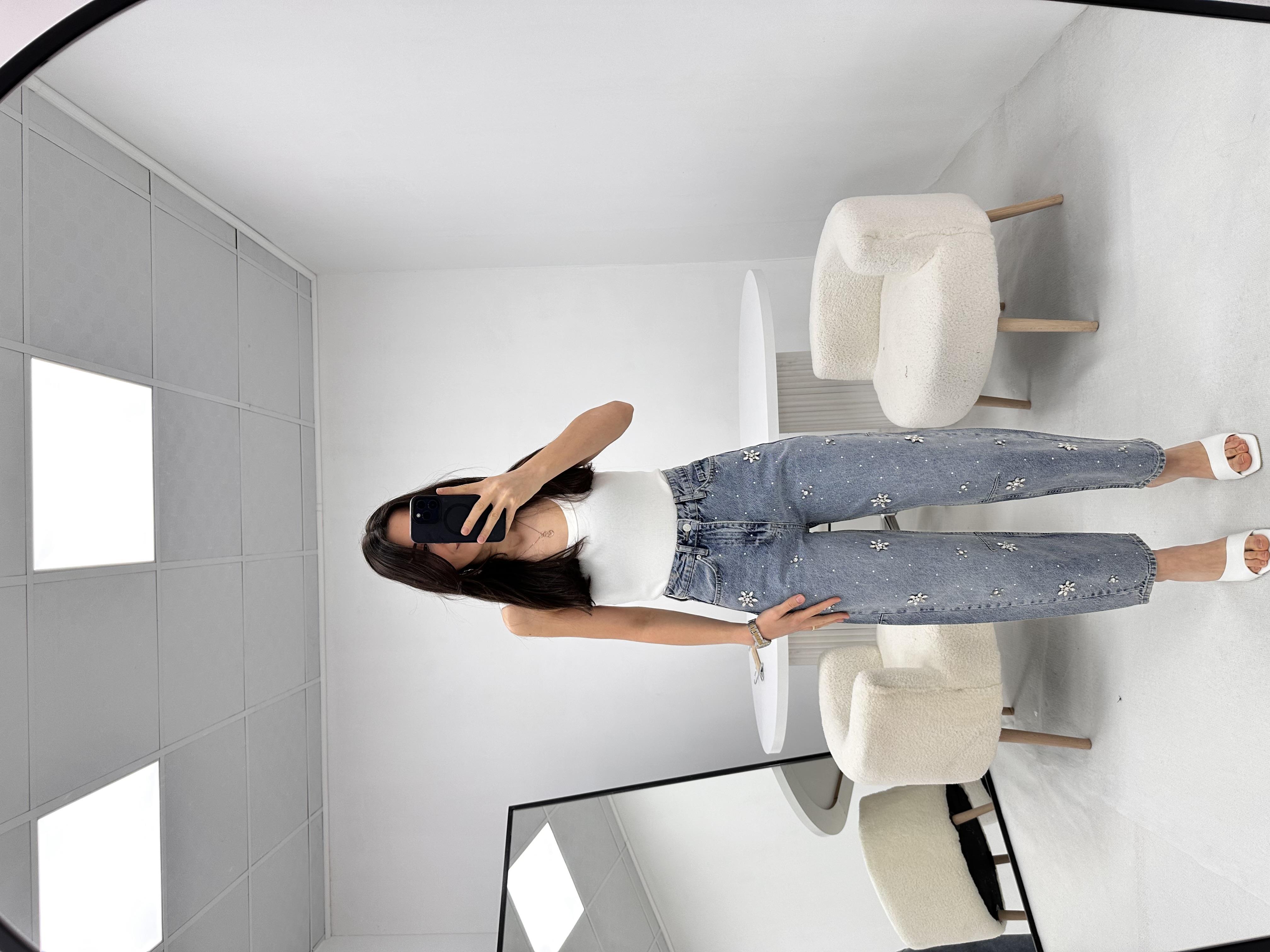 Çiçek Taş Detaylı Açık Mavi Jean Pantolon