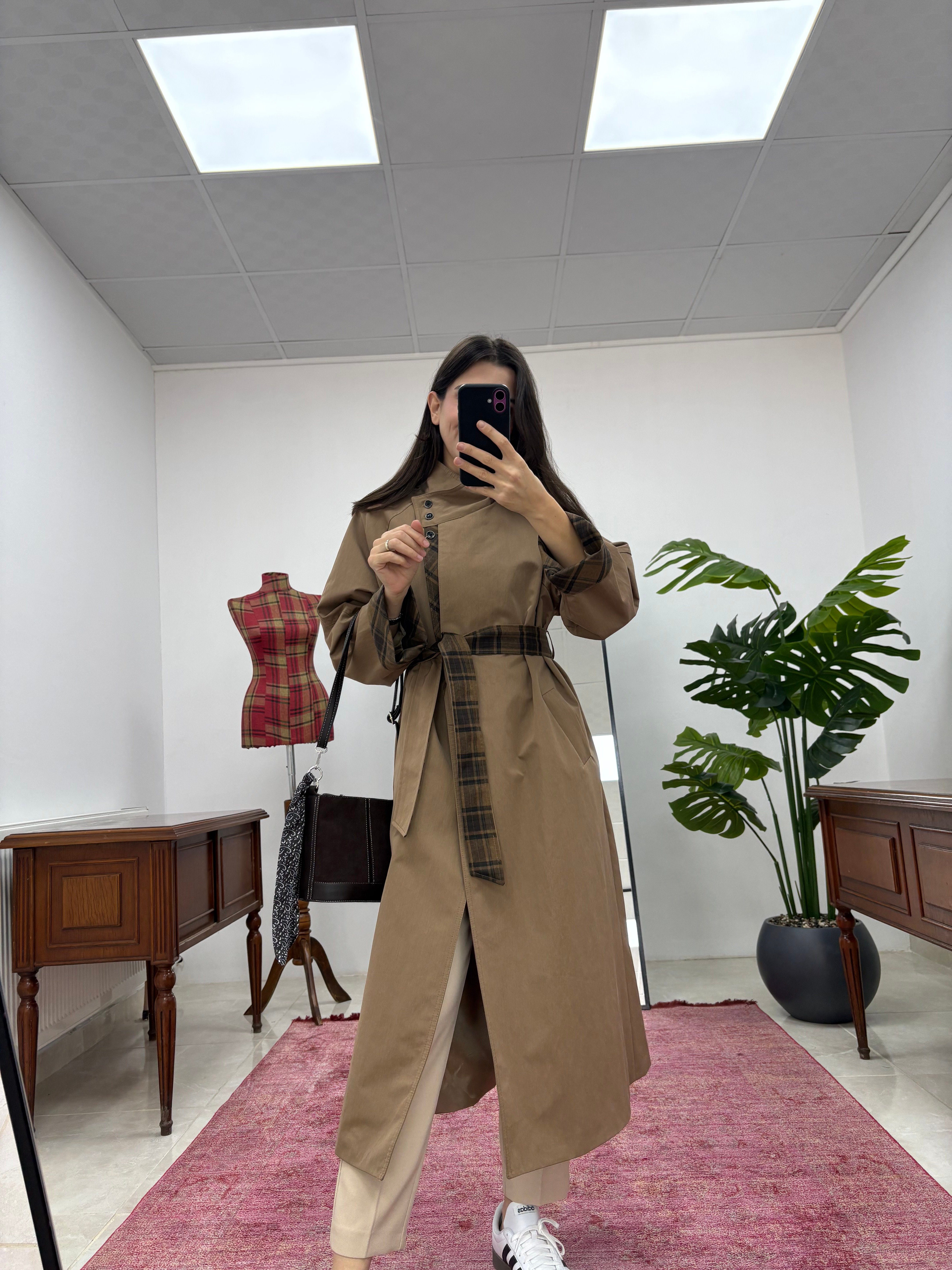 Ekose Detaylı Garnili Camel Trenç 