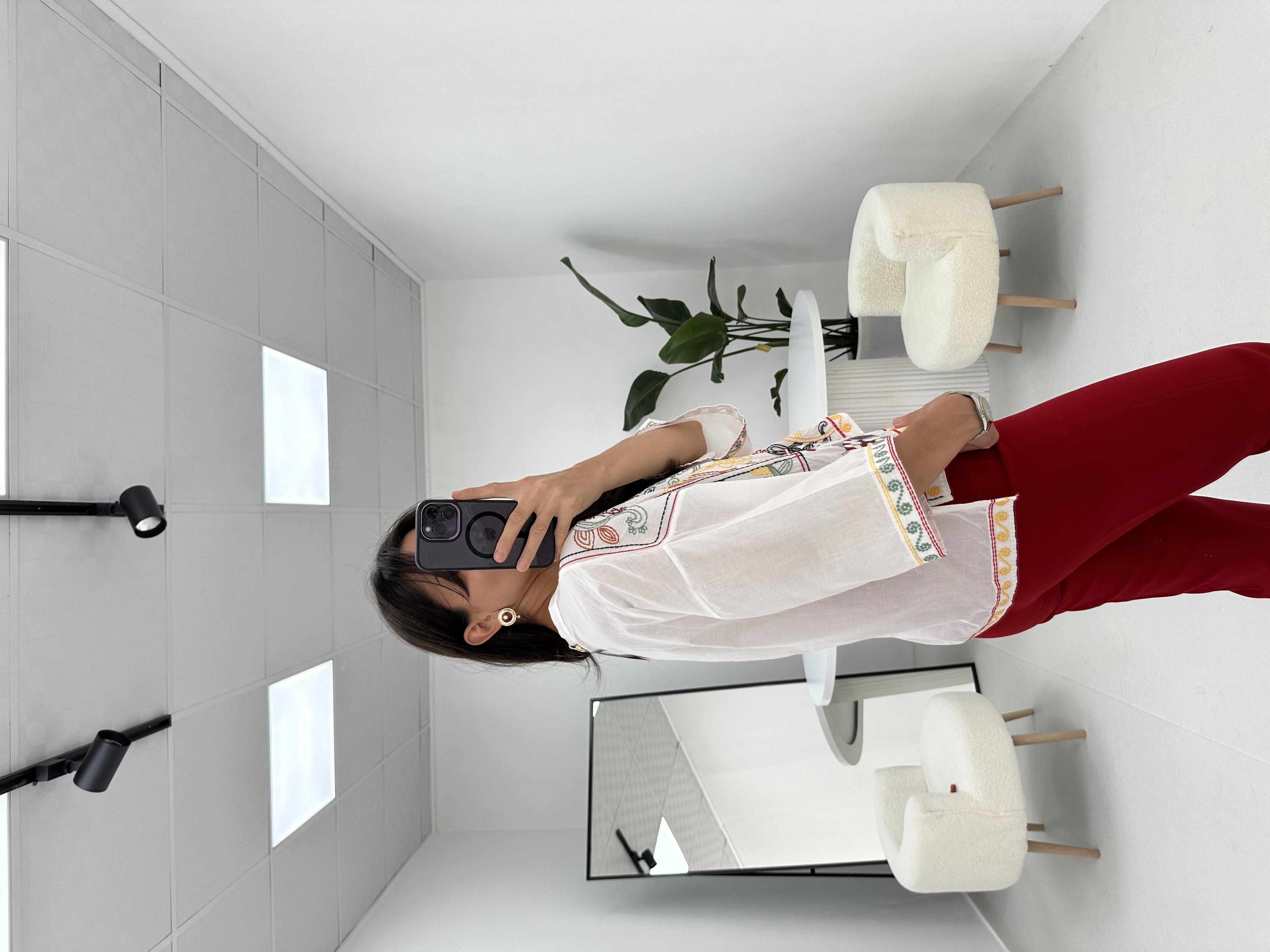 Fil Detaylı Nakışlı Bluz 