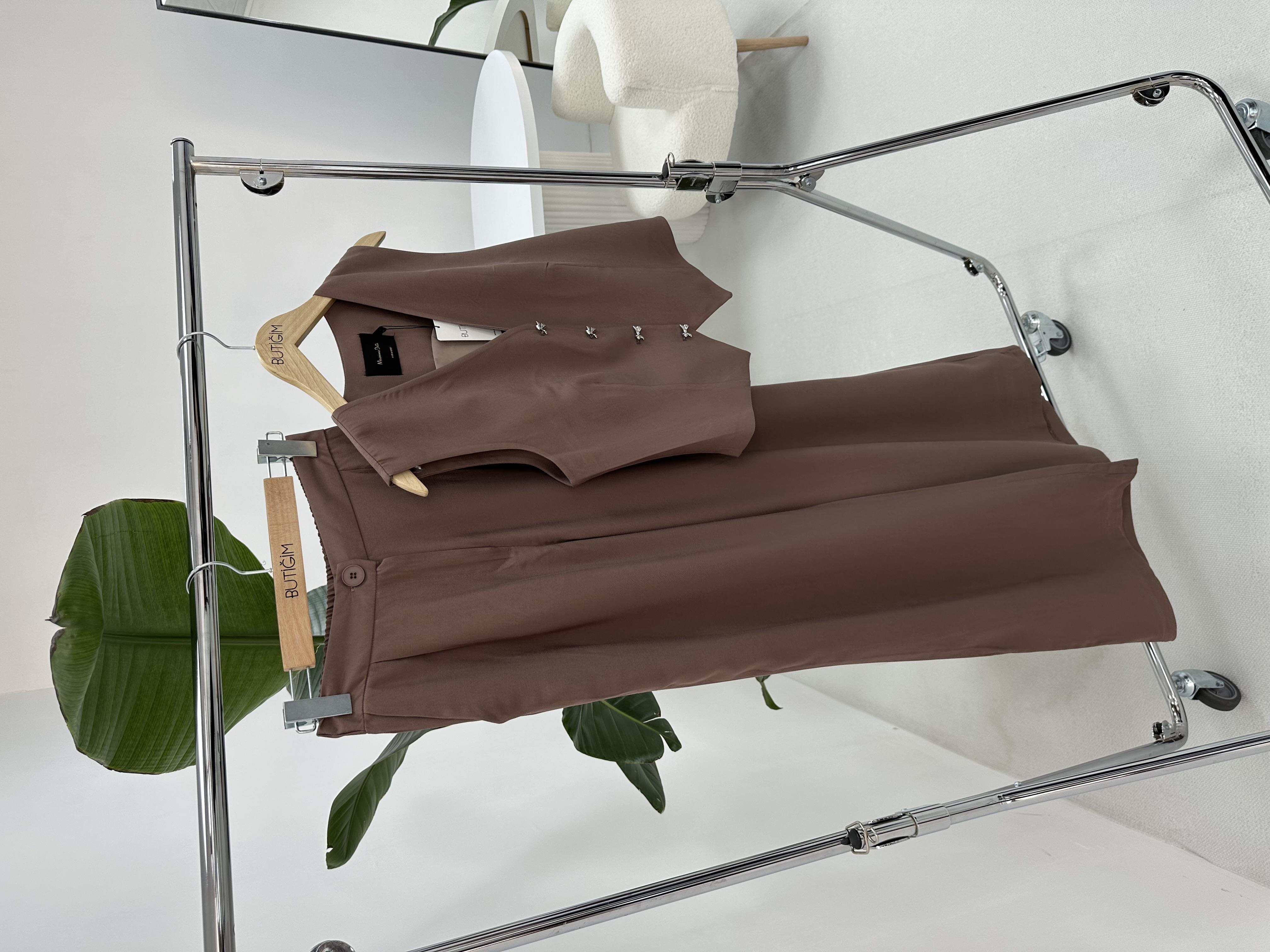 Fiyonk Düğme Detaylı Kahverengi Yelek Pantolon Takım