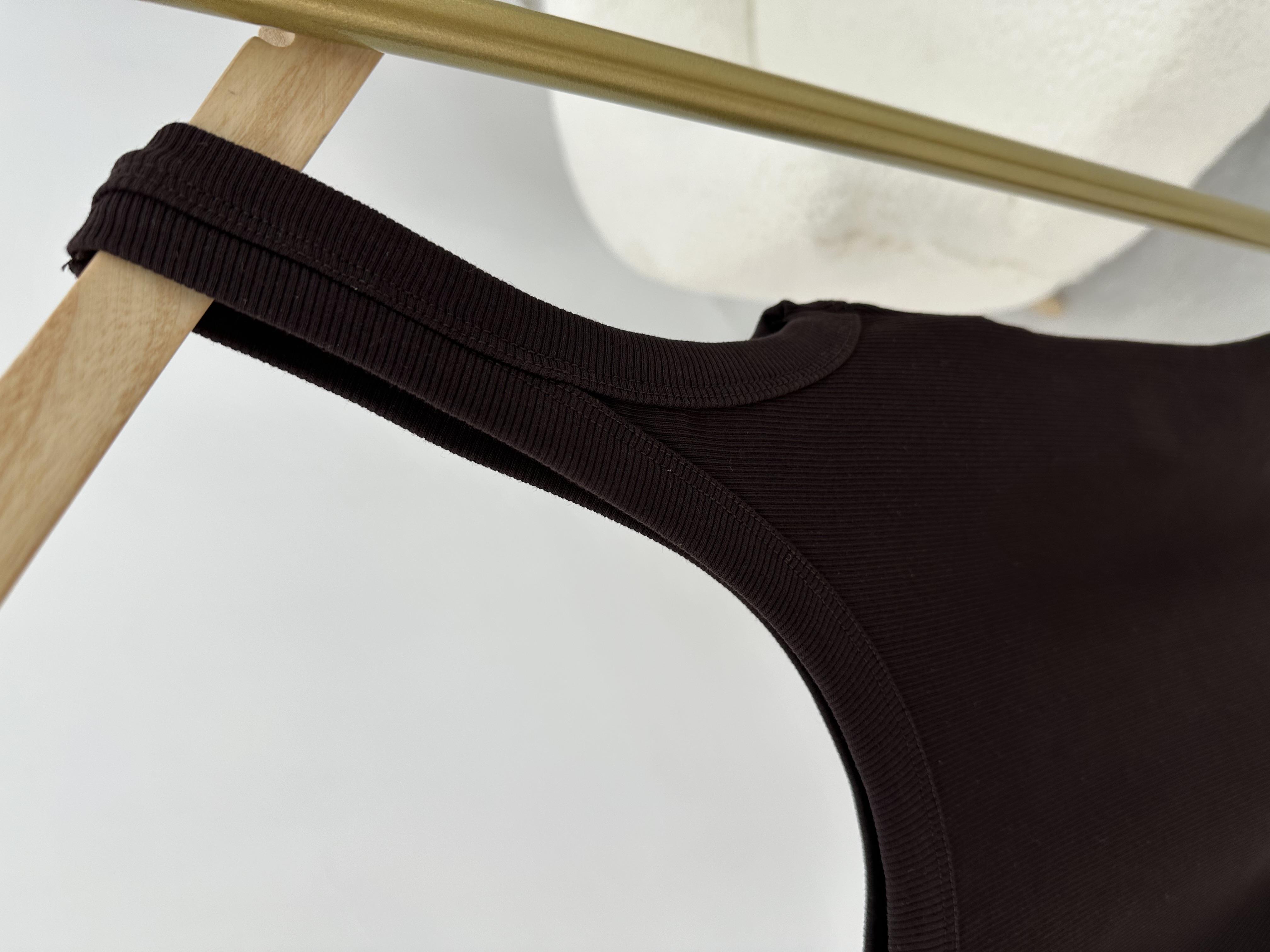 Kahverengi bodysuit atlet 
