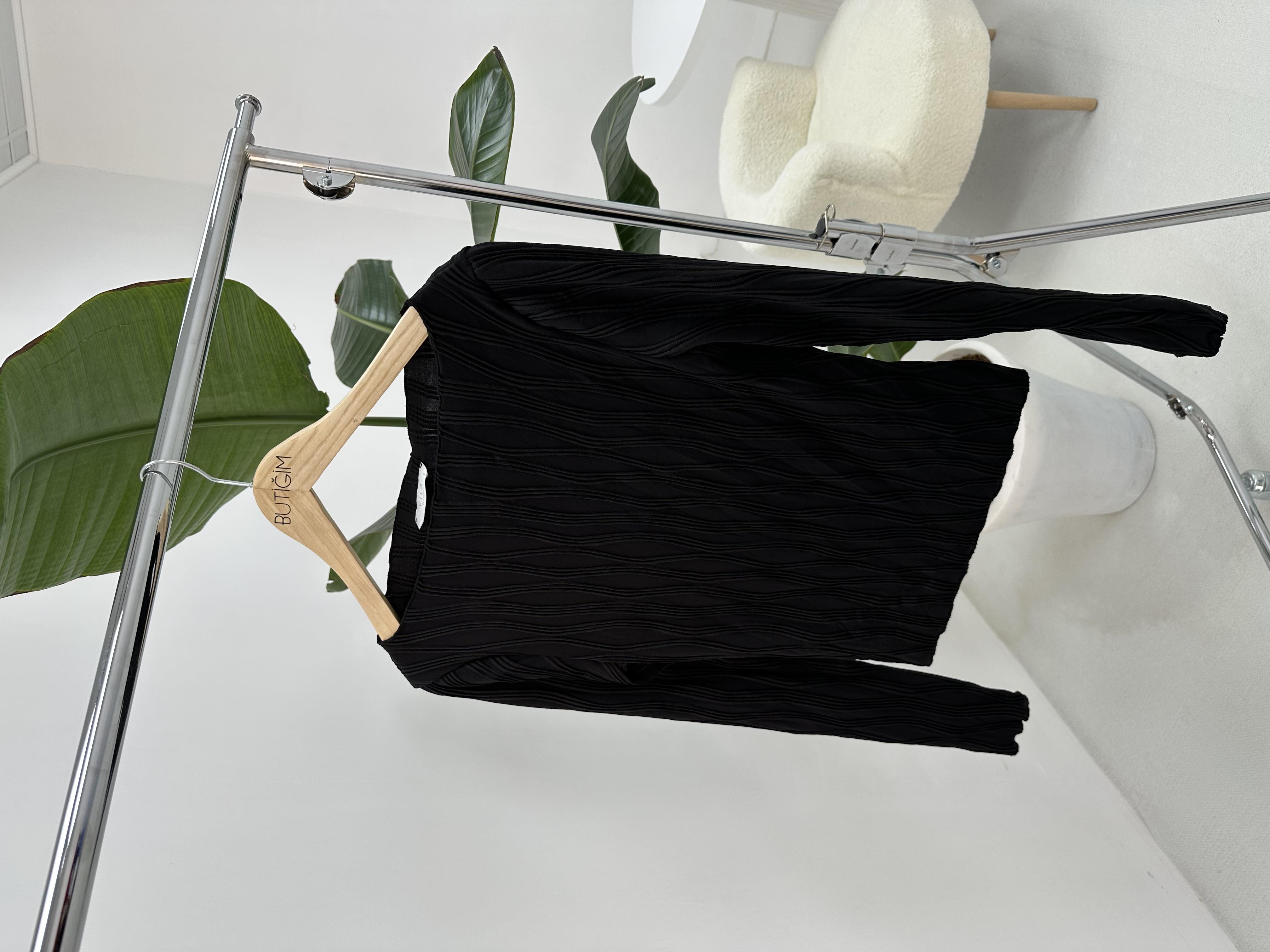 Kayık Yaka Siyah Bluz
