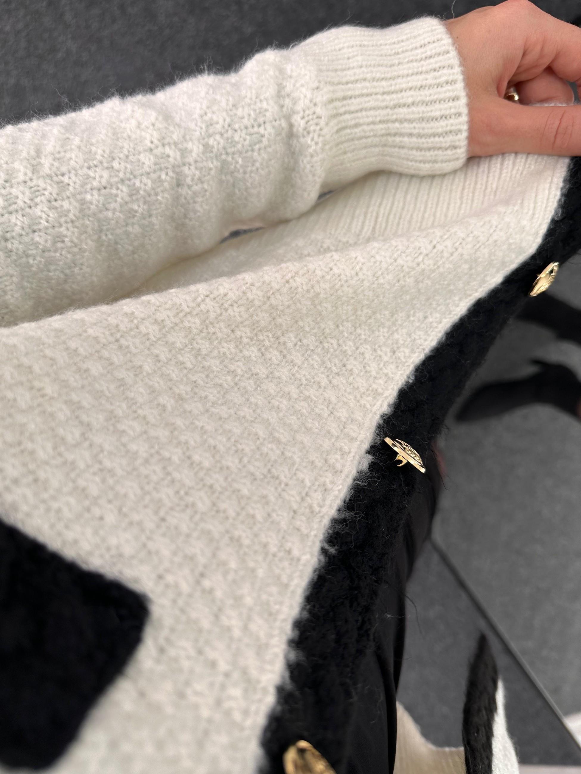 ÖRGÜ VE GOLD DÜĞME DETAYLI HIRKA
