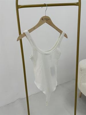 Beyaz bodysuit atlet 